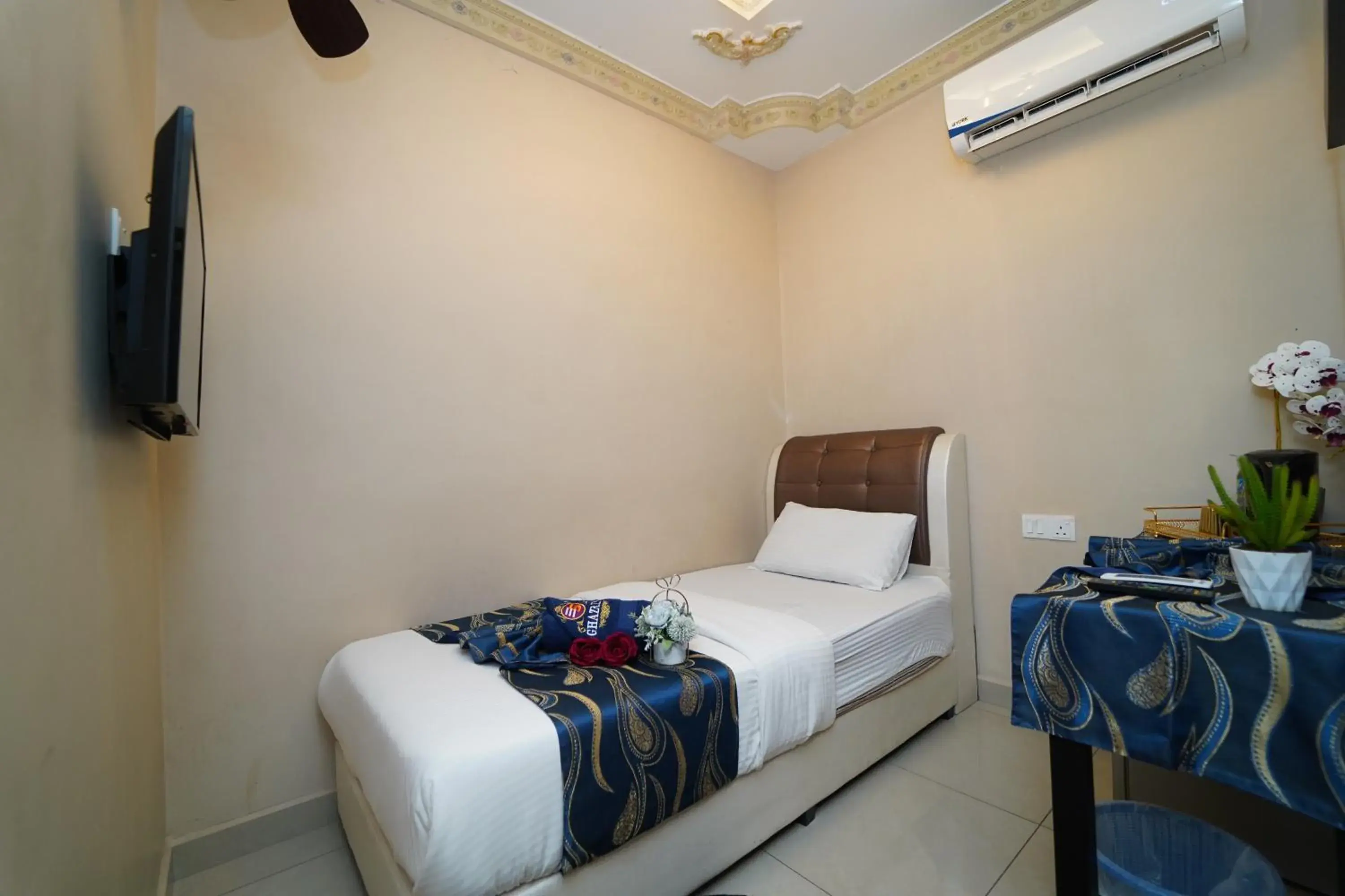 Economy Single Room No Toilet in Ghazrin's Classic Hotel JB Economy Single Room No Toilet in Ghazrin's Classic Hotel JB