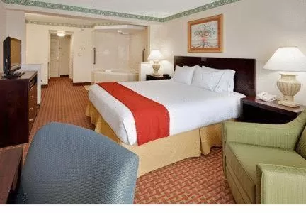 Photo of the whole room, Bed in Holiday Inn Express Hotel & Suites Easton by IHG