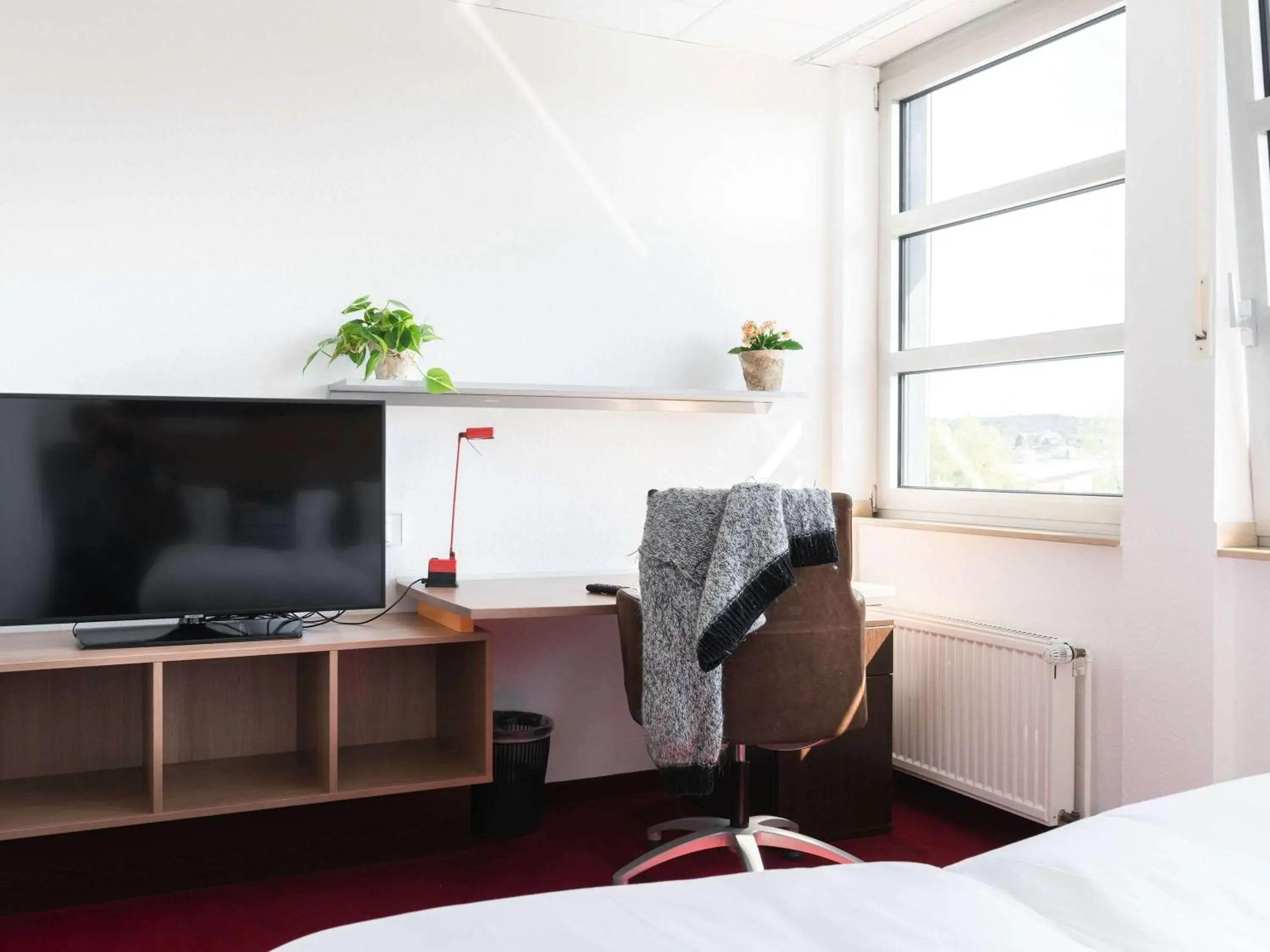 Bedroom, TV/Entertainment Center in The Hotel Darmstadt