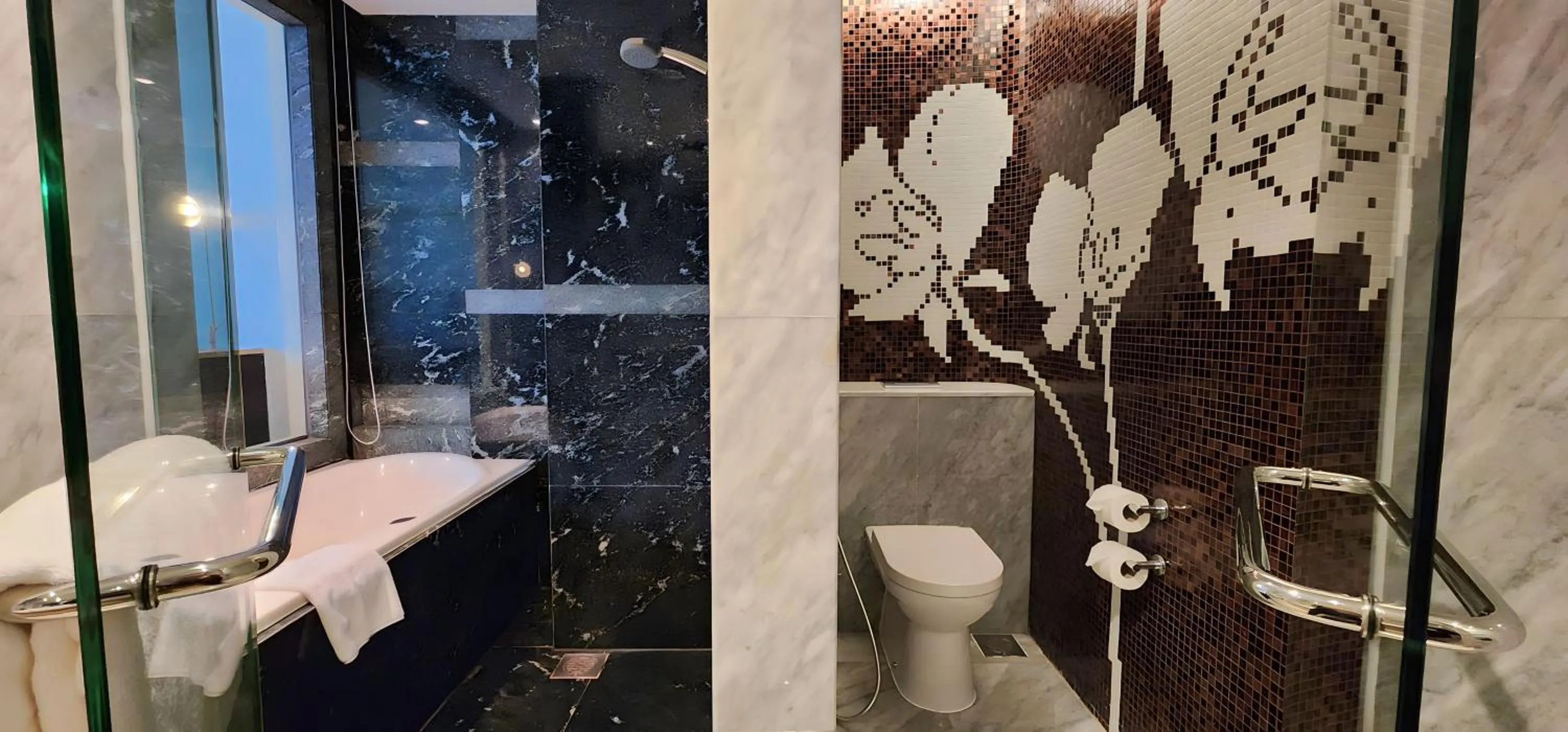 Toilet in Ascott Raffles Place Singapore