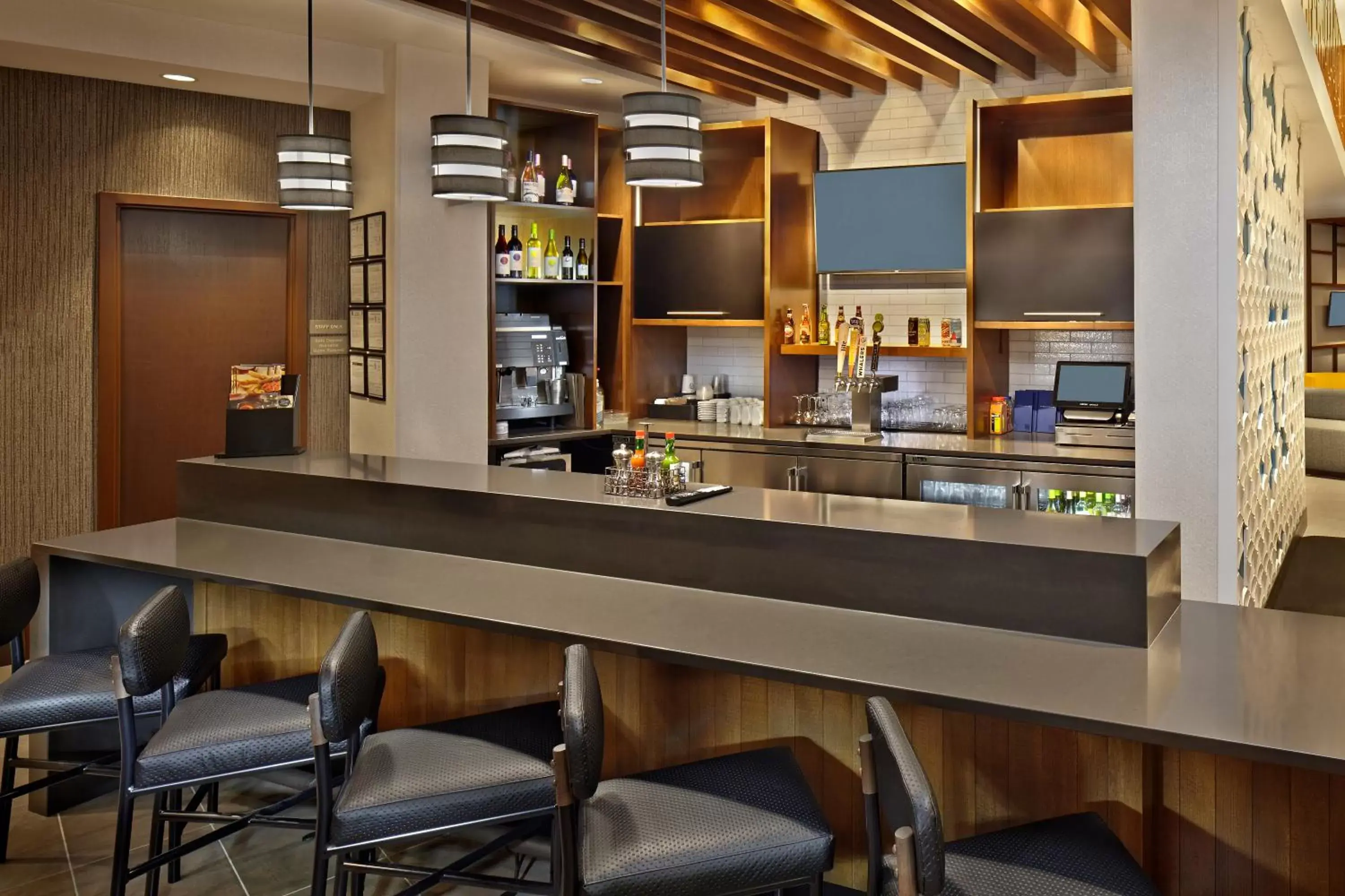 Restaurant/places to eat, Lounge/Bar in Hyatt Place Warwick/Providence Airport