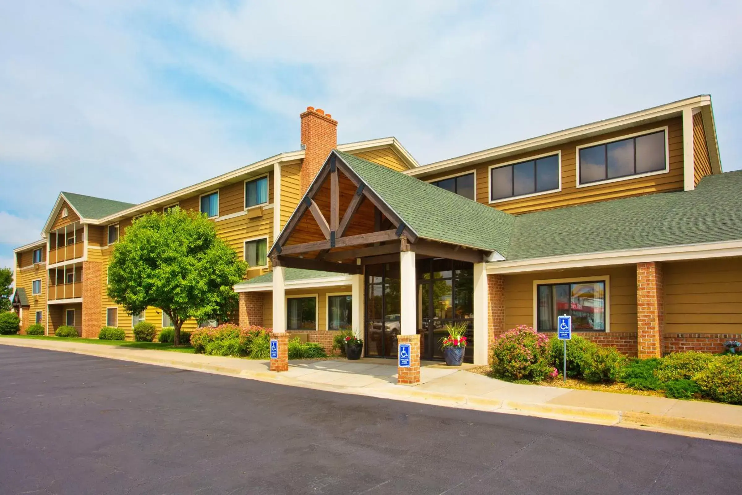 Facade/entrance, Property Building in AmericInn by Wyndham Kearney