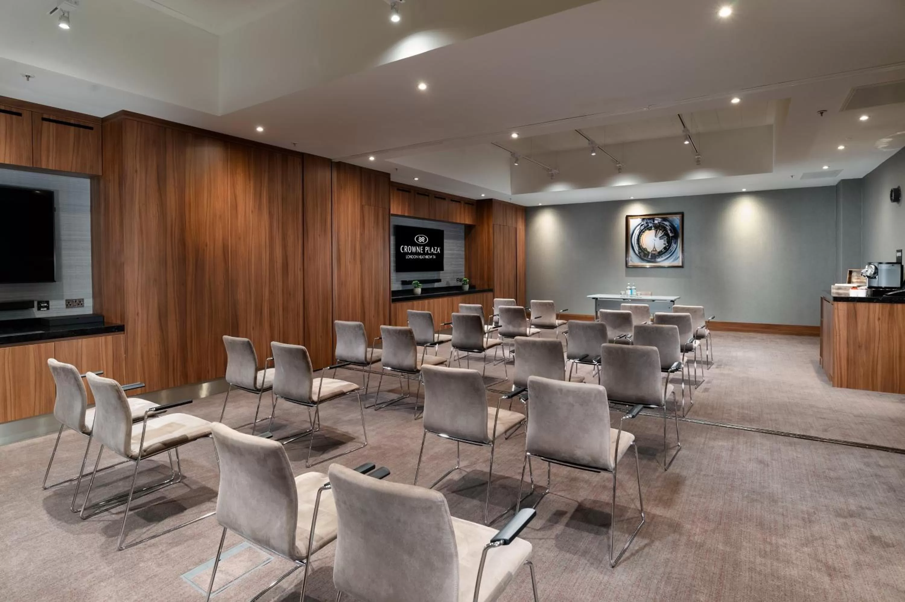 Meeting/conference room in Crowne Plaza London Heathrow T4 by IHG