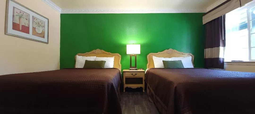 Photo of the whole room, Bed in Lakeview Inn