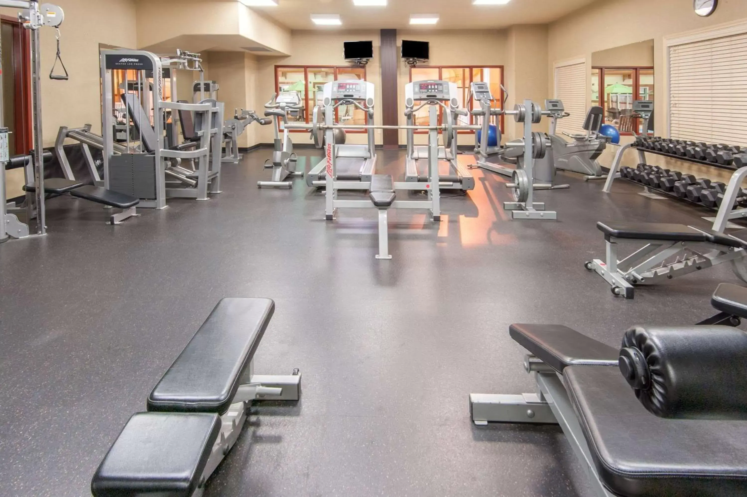 Fitness centre/facilities, Fitness Center/Facilities in Ramada by Wyndham Drumheller Hotel & Suites