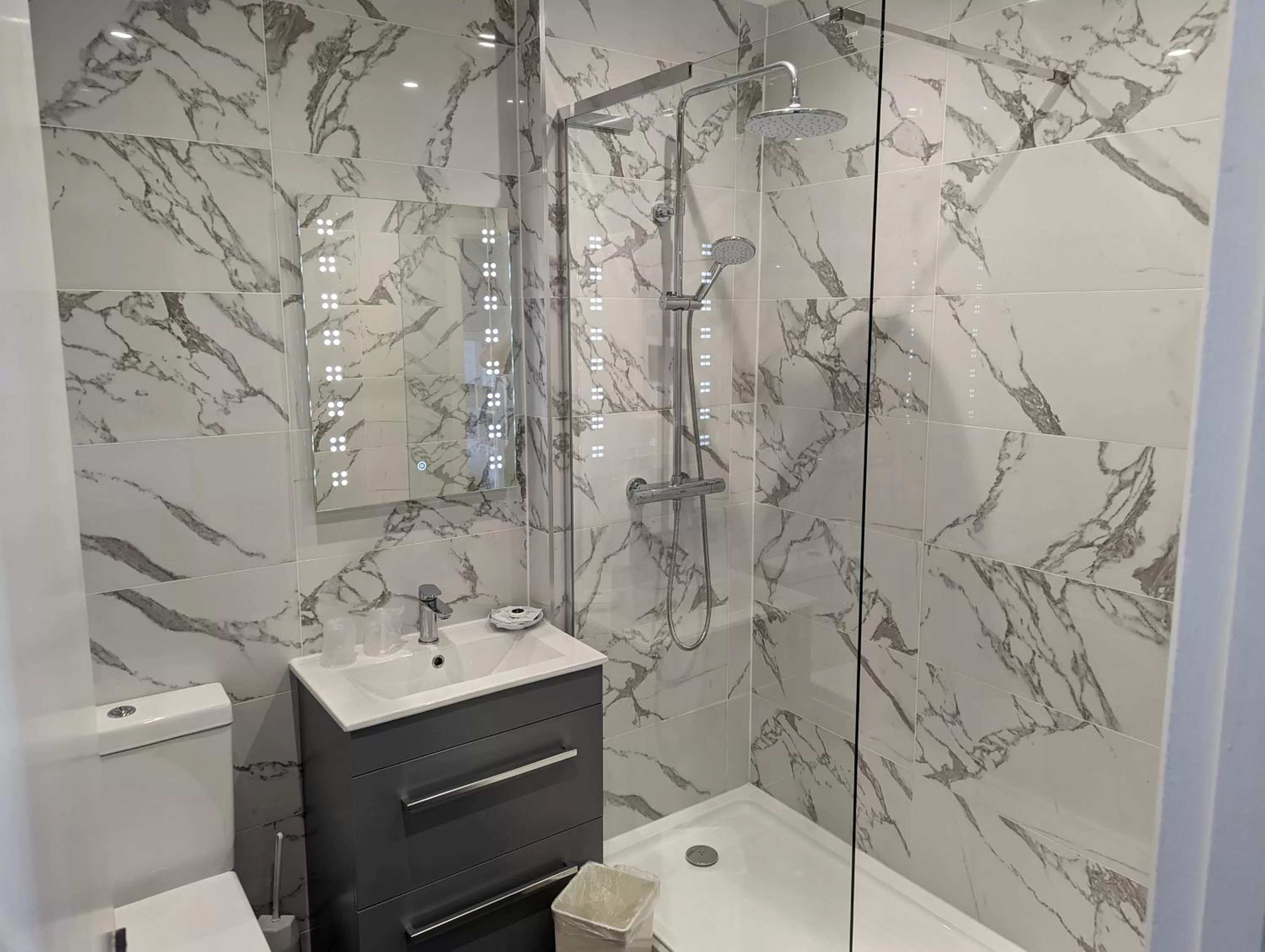 Shower in Suncliff Hotel - OCEANA COLLECTION