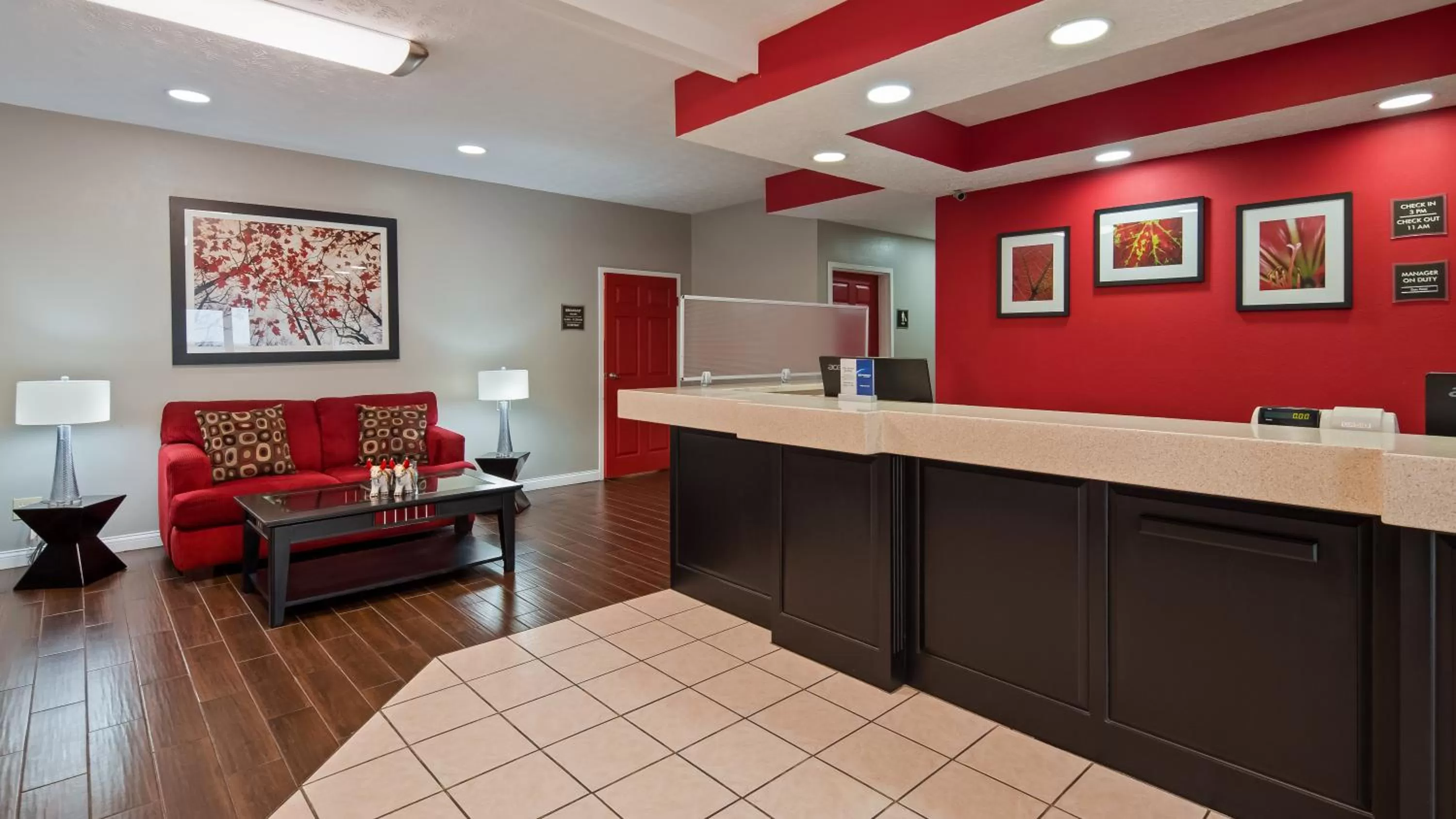 Lobby or reception in Best Western Paris Inn