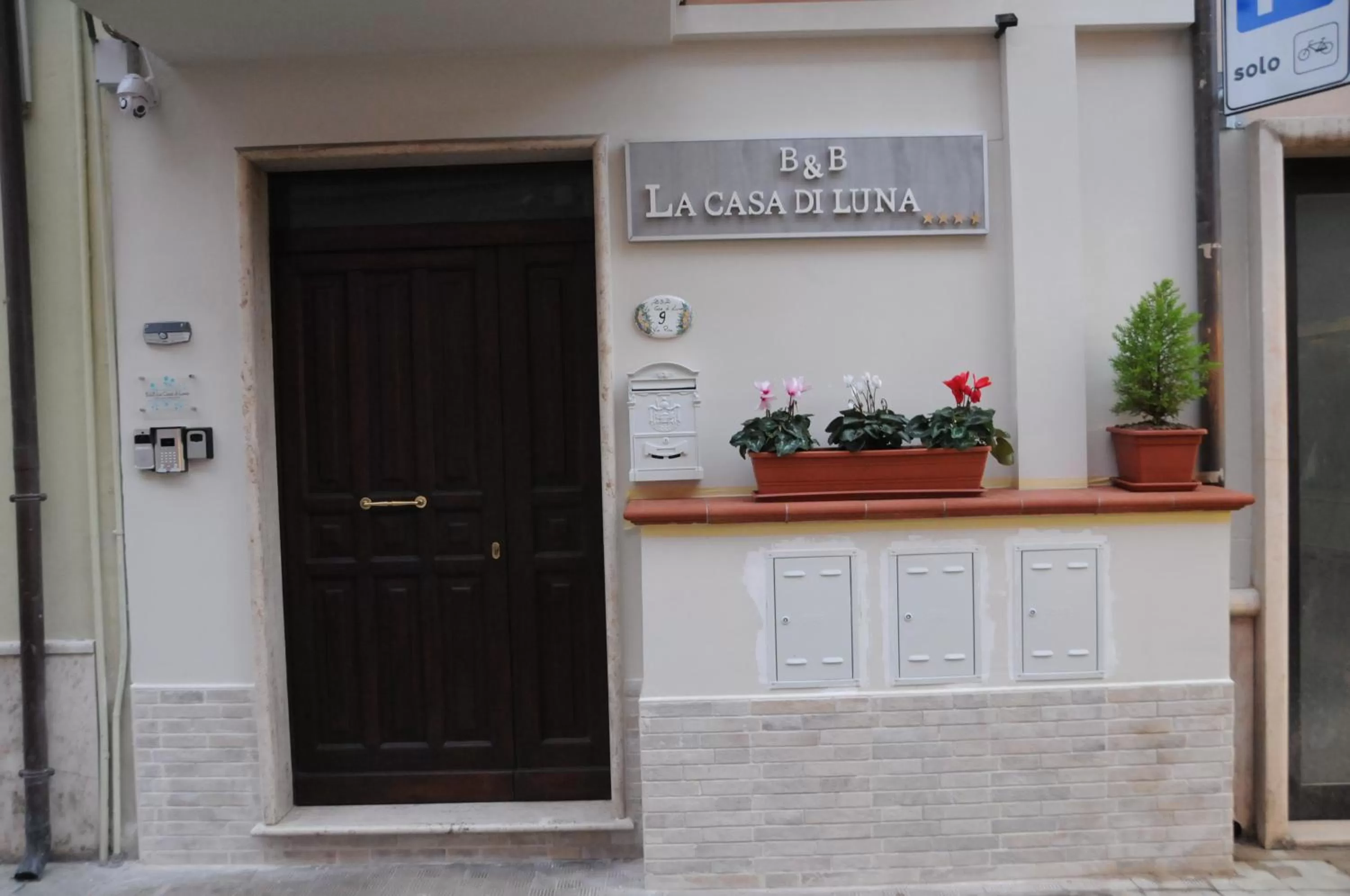 Facade/entrance in La casa di Luna