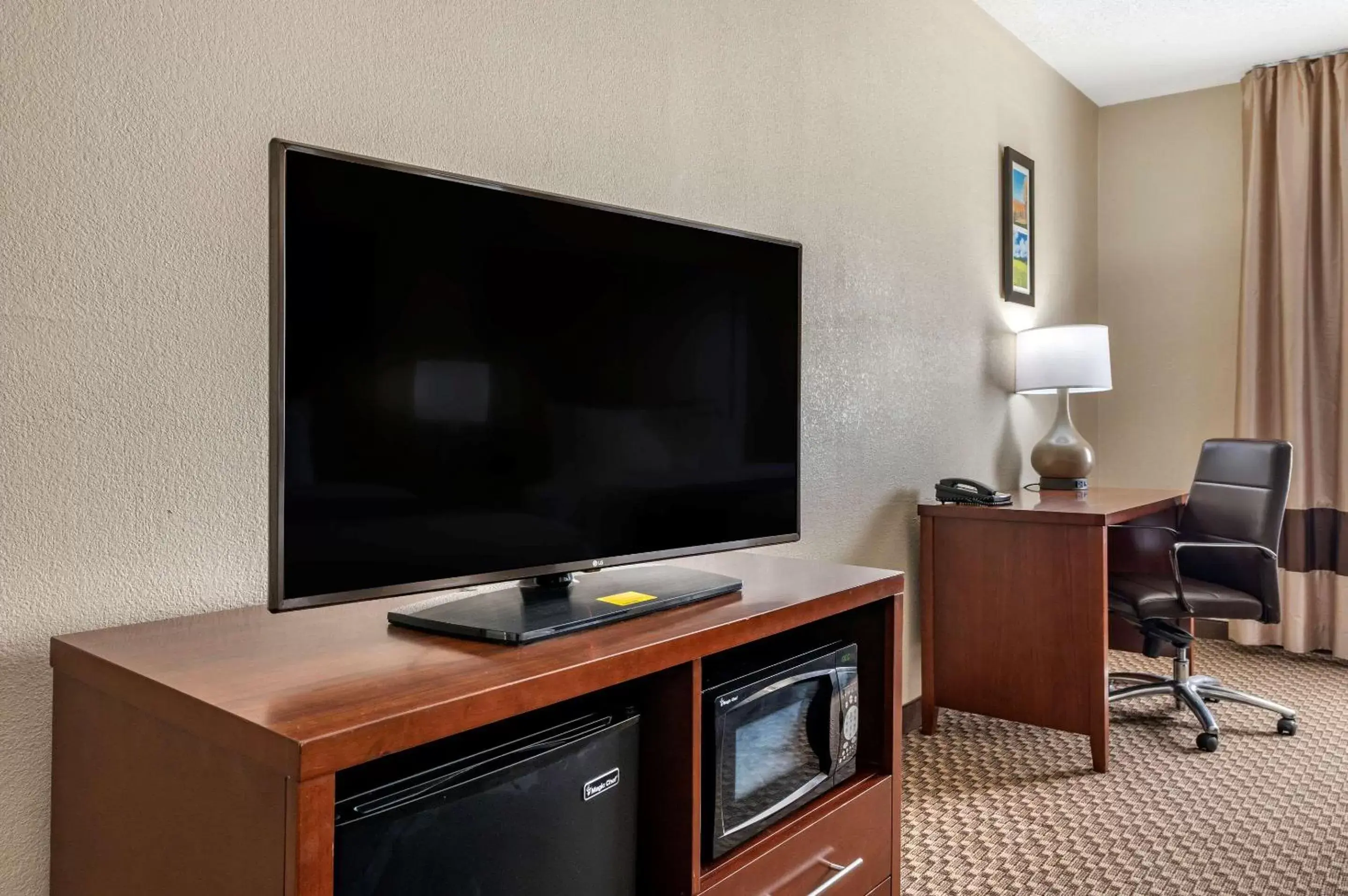 Photo of the whole room, TV/Entertainment Center in Comfort Inn Near Kokomo Speedway