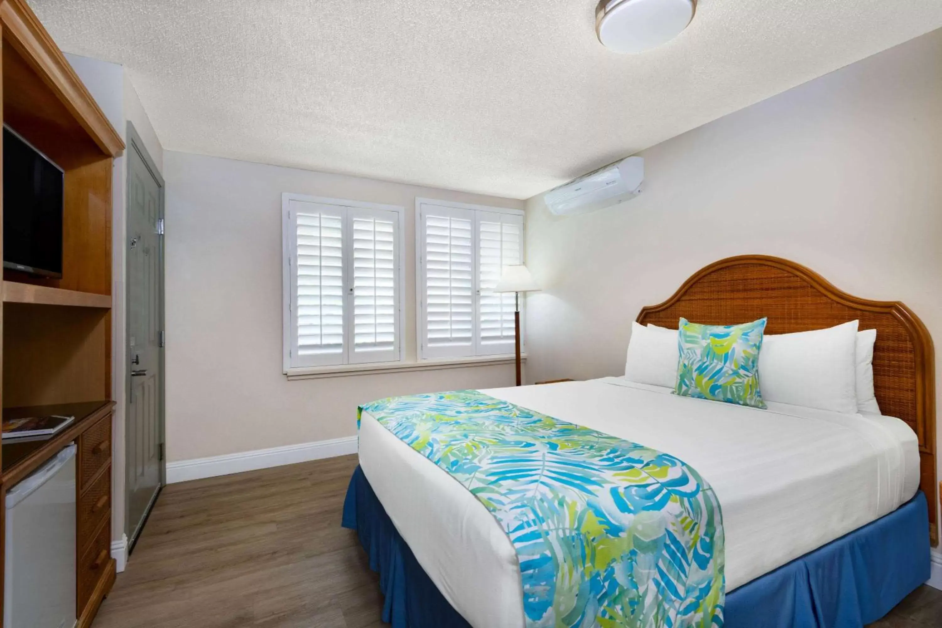 Photo of the whole room, Bed in Days Inn by Wyndham Maui Oceanfront