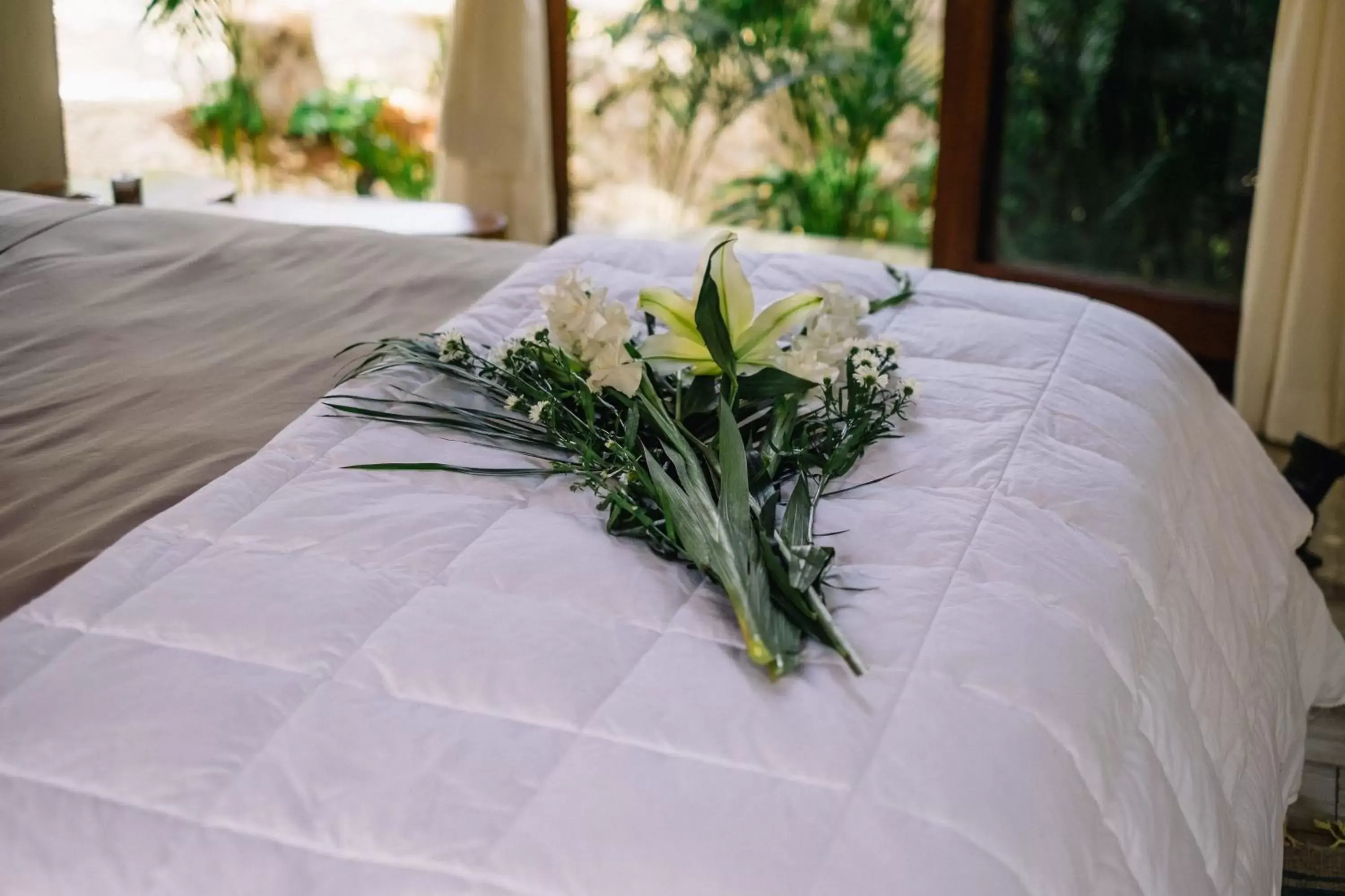 Bed in Mamasan Treehouses & Cabins