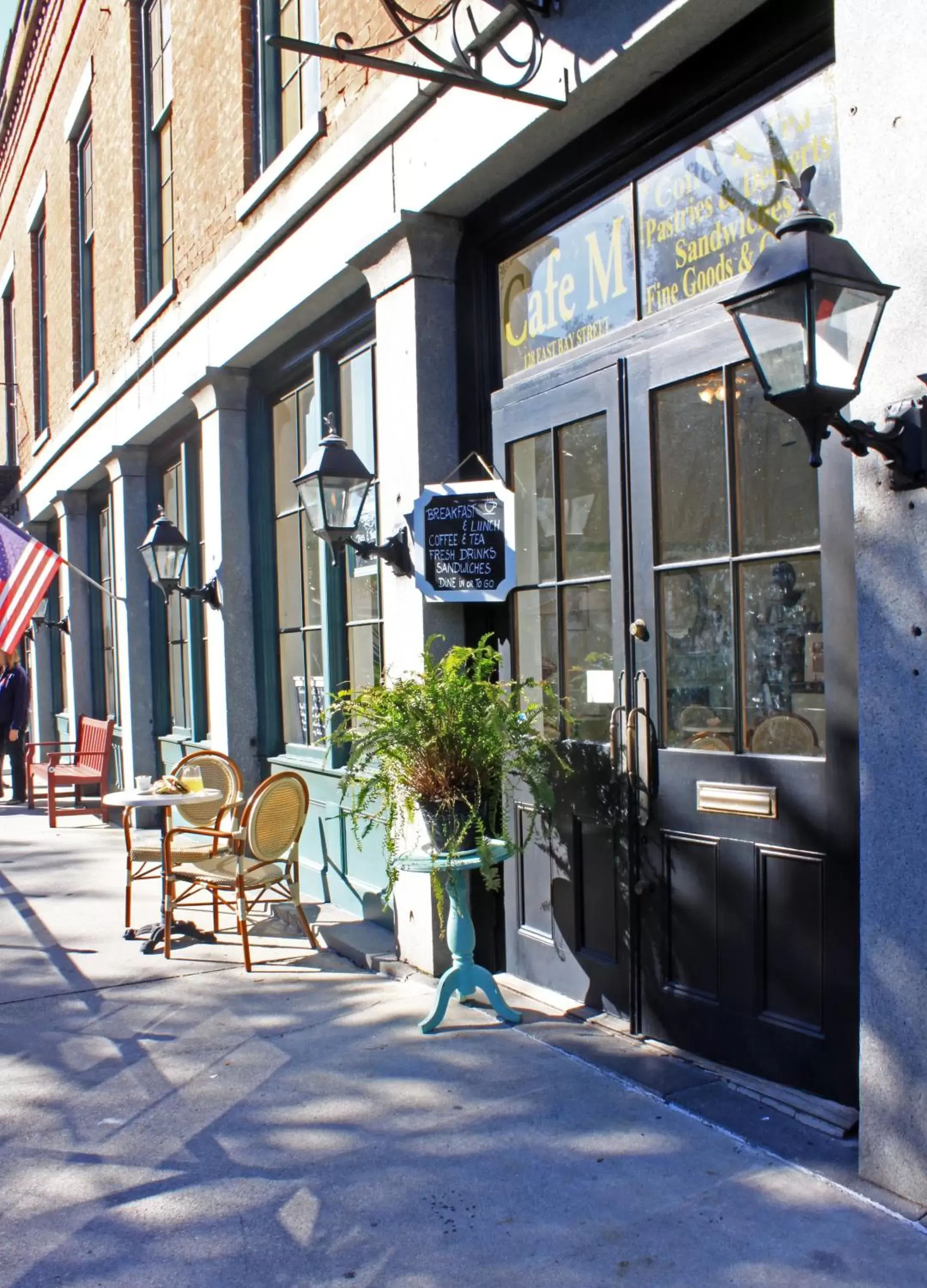 Facade/entrance in River Street Inn