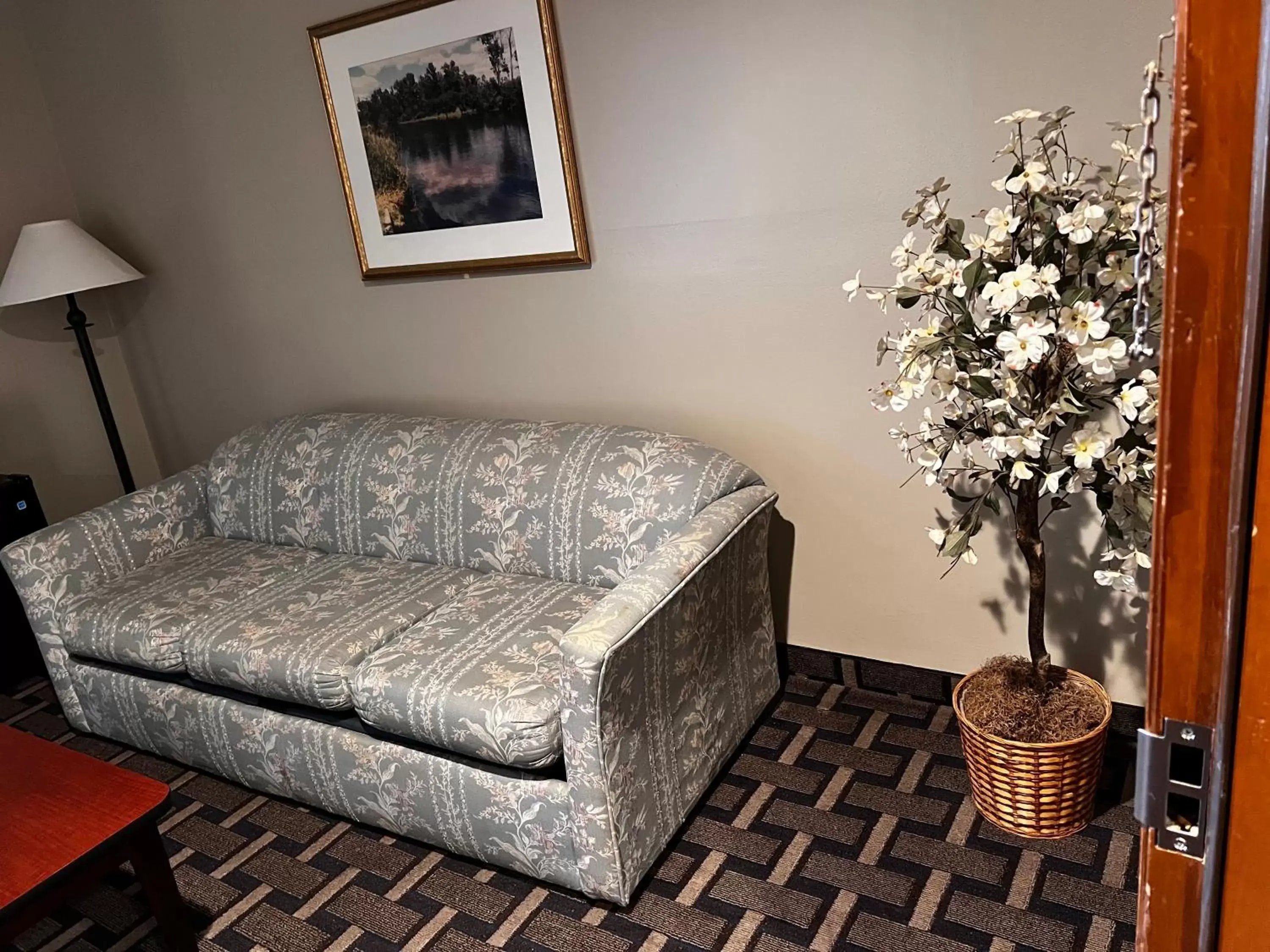 Seating Area in Sky Lodge Inn & Suites - Delavan