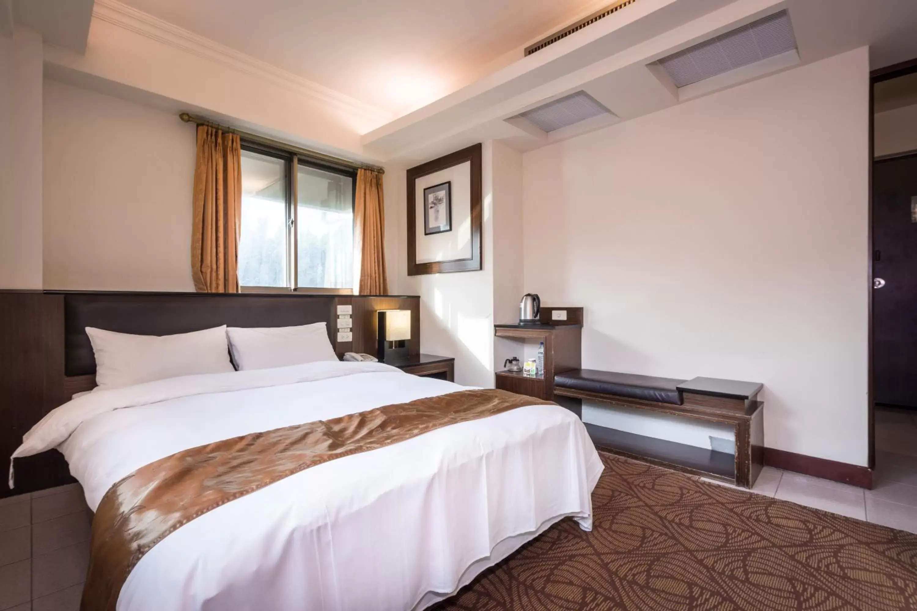 bunk bed, Room Photo in The Enterpriser Hotel