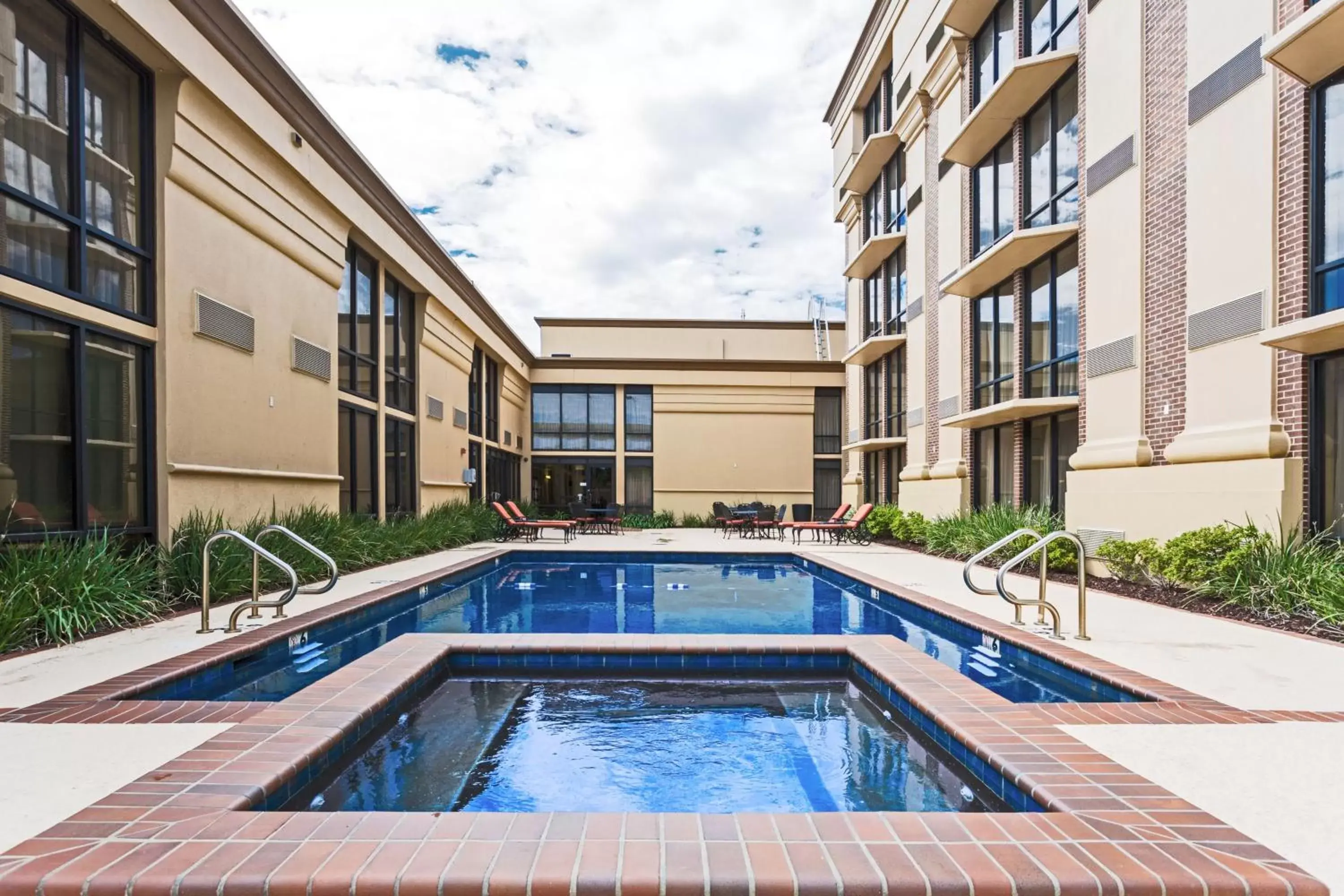 Swimming Pool in Clarion Hotel New Orleans - Airport & Conference Center