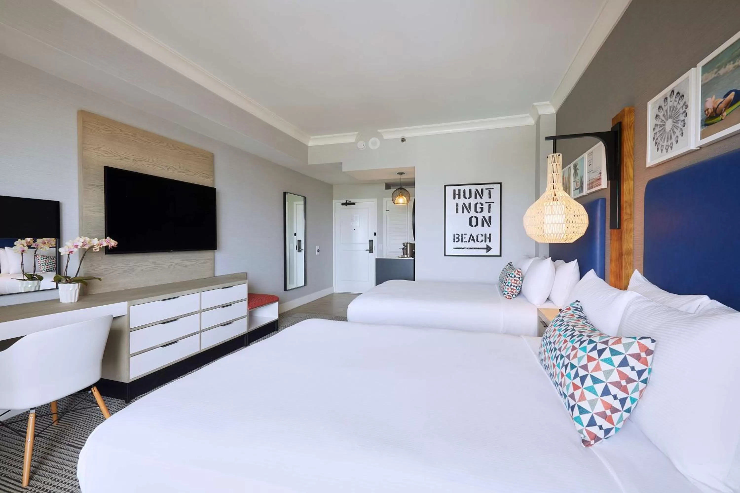 Bedroom, Bed in The Waterfront Beach Resort, A Hilton Hotel