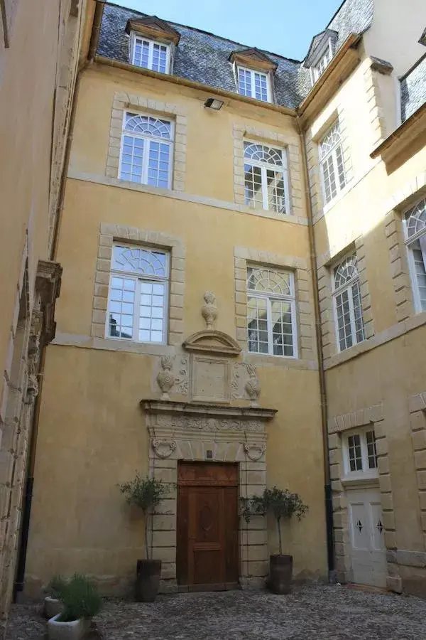 Property Building in Chateau Ricard