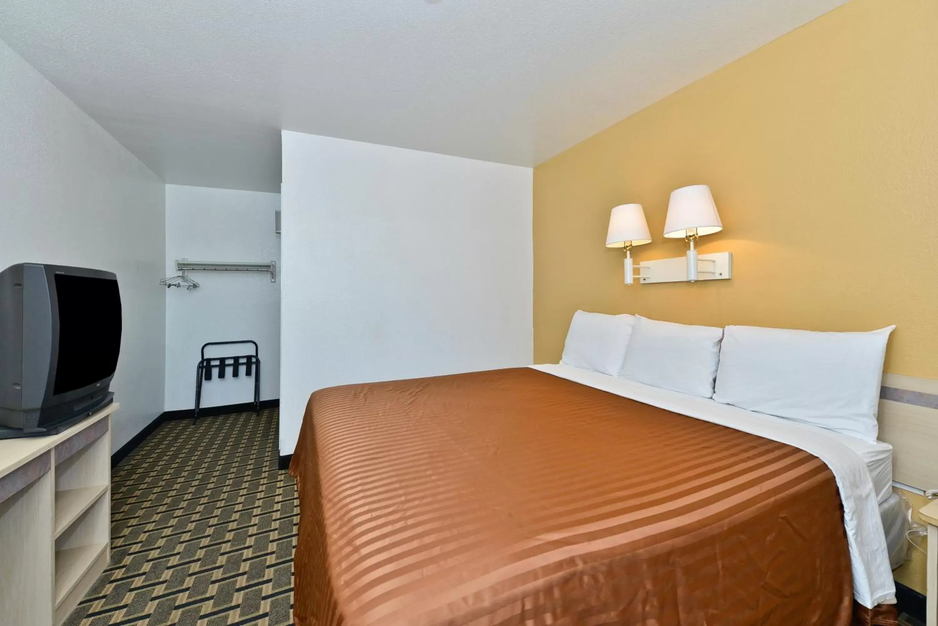 Bed in Americas Best Value Inn Amarillo Airport/Grand Street