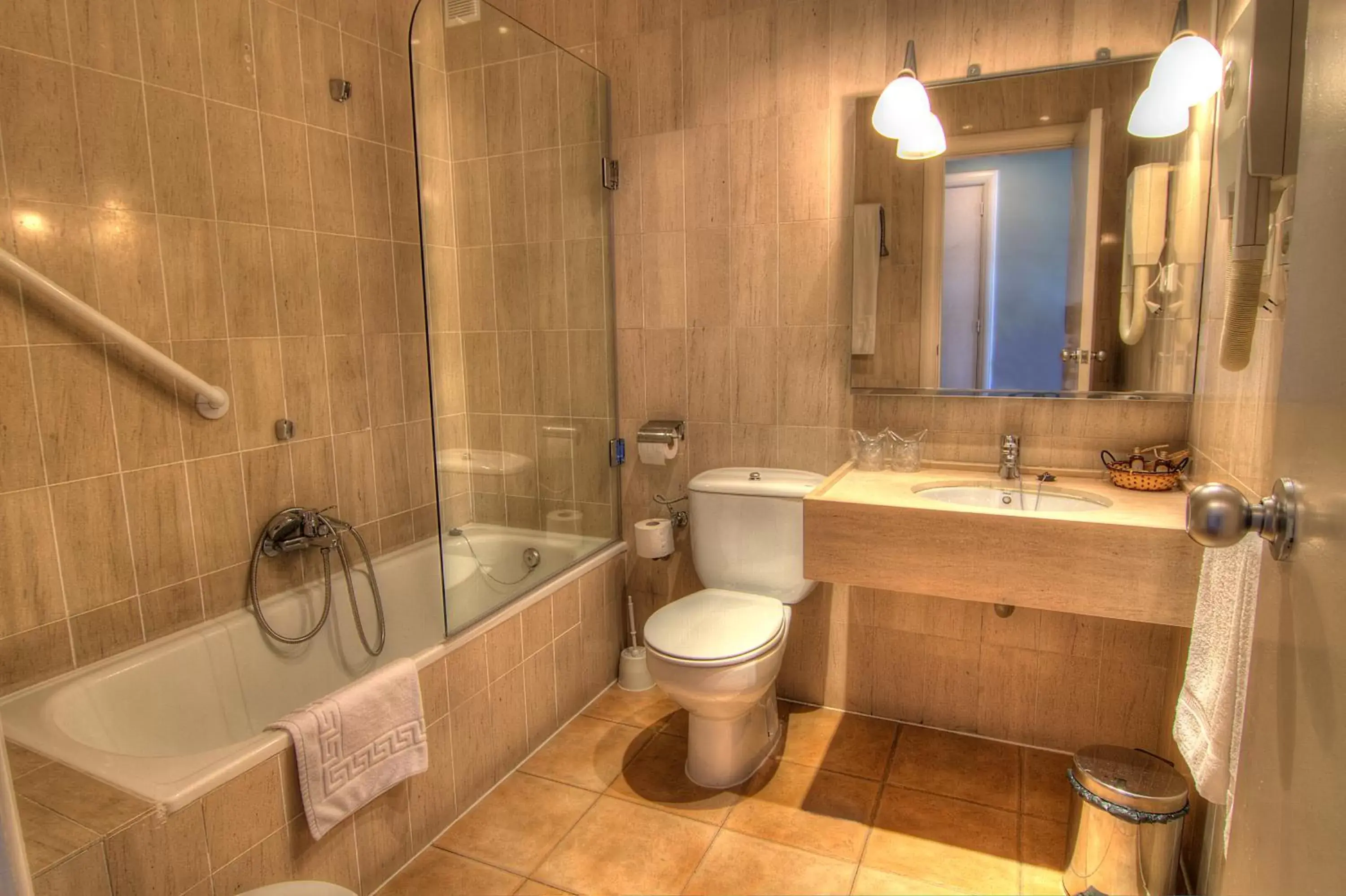 Bathroom in Hotel Azar