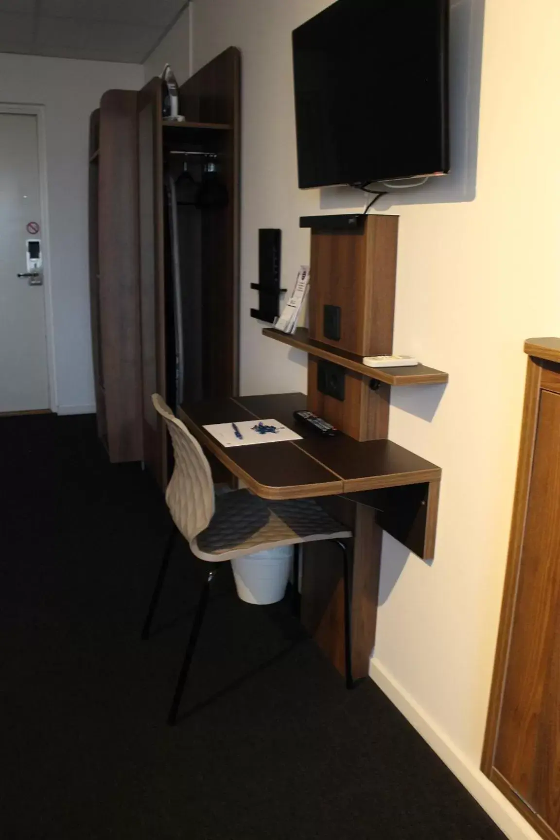 Seating area, TV/Entertainment Center in Best Western Hotel Corallen