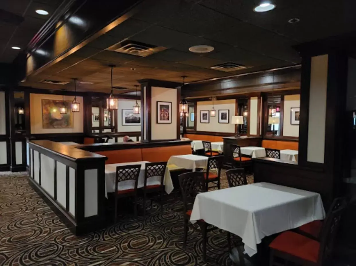 Lounge or bar, Restaurant/Places to Eat in Ramada by Wyndham Seekonk Providence Area