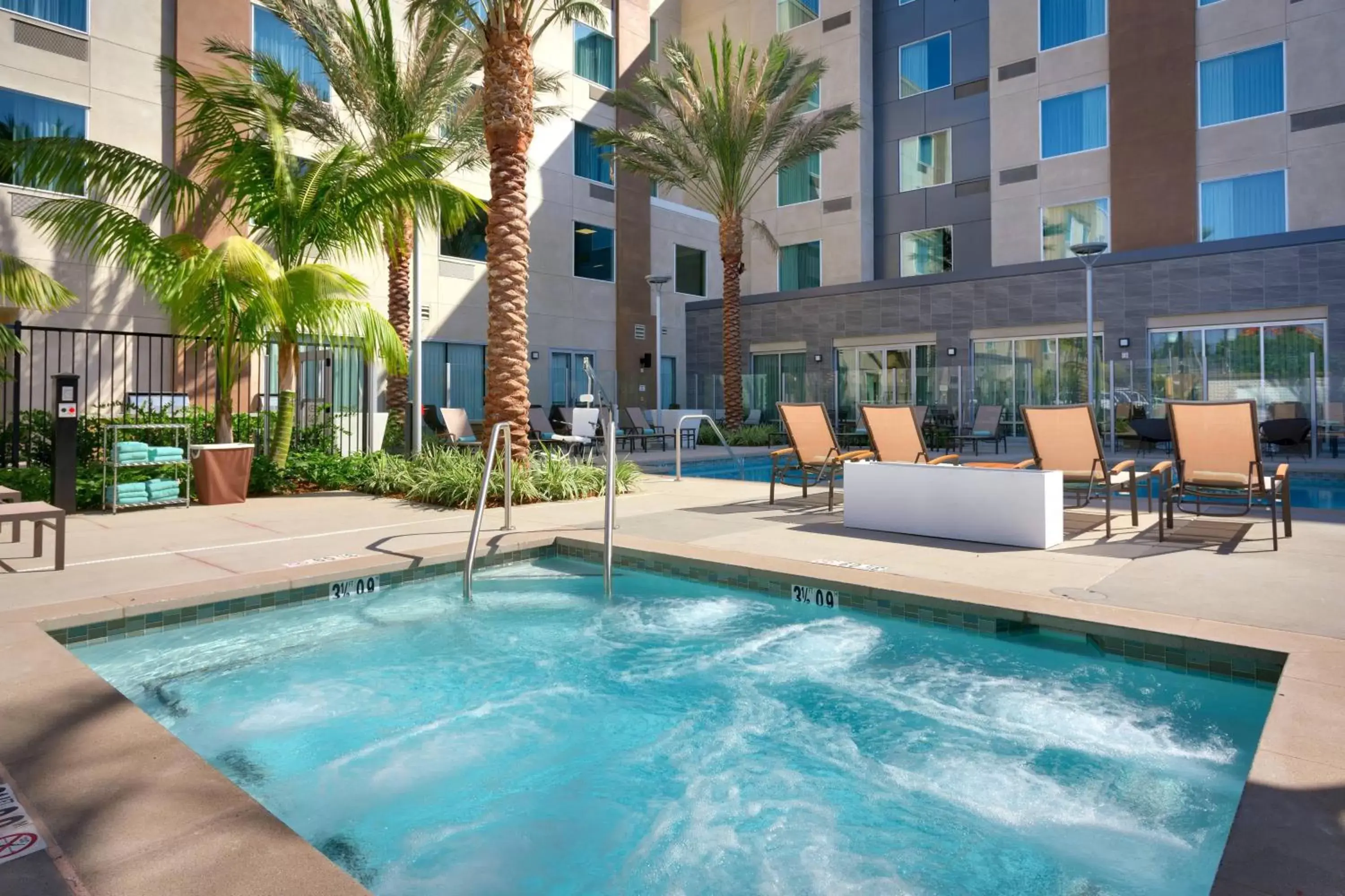 Area and facilities, Swimming Pool in Courtyard by Marriott Los Angeles LAX/Hawthorne