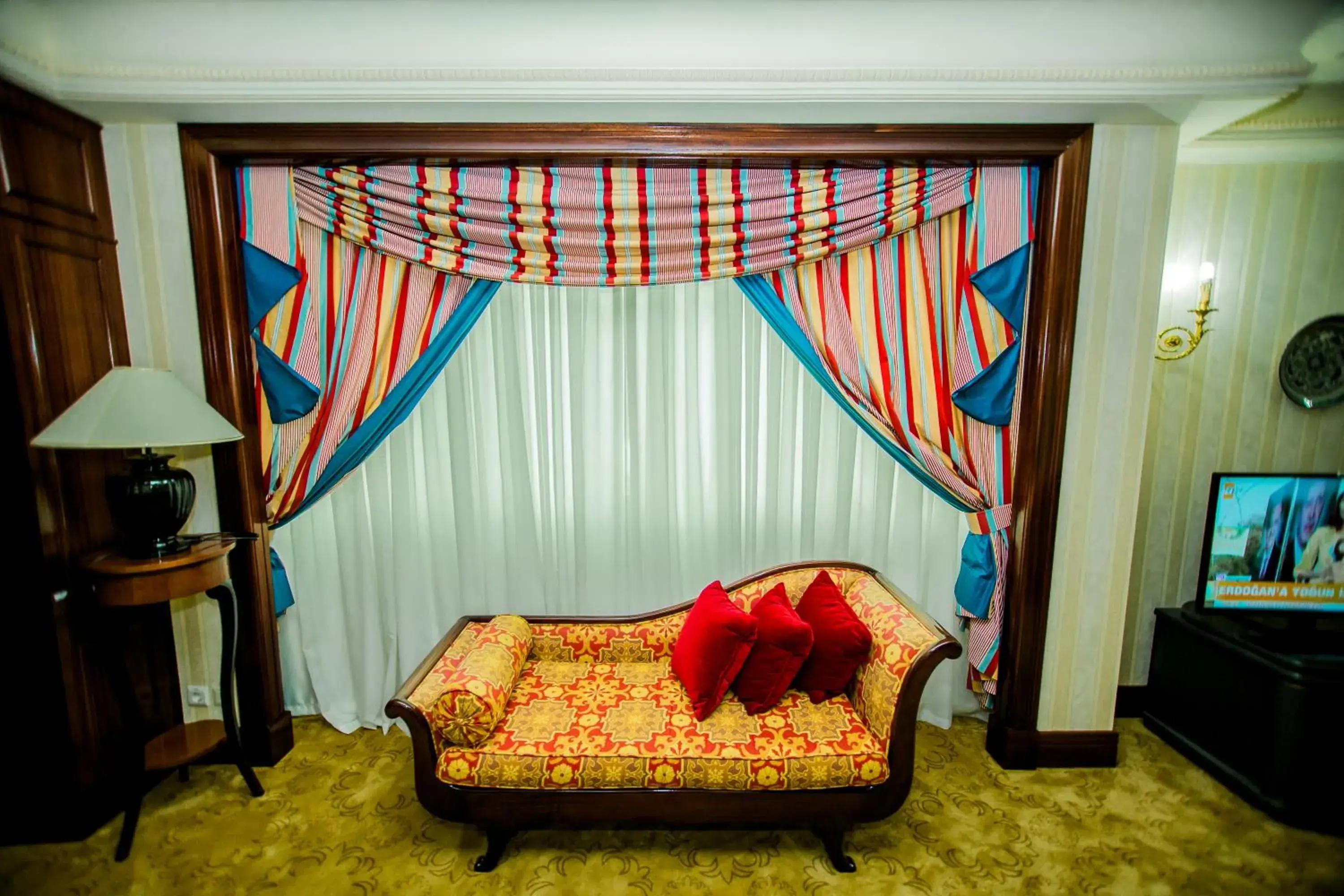 Living room, Bed in City Palace Hotel