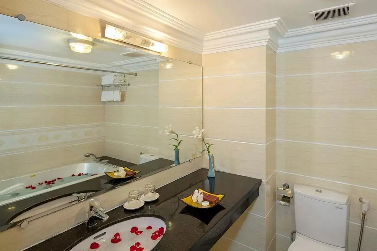 Bath, Bathroom in Lucky 3 Hotel & Travel