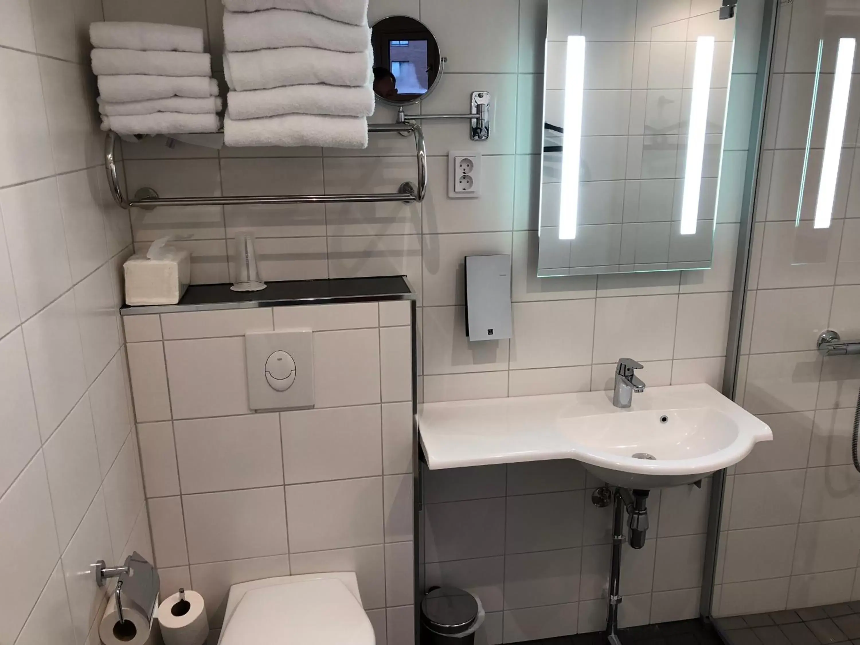 Bathroom in Pilot Airport Hotel