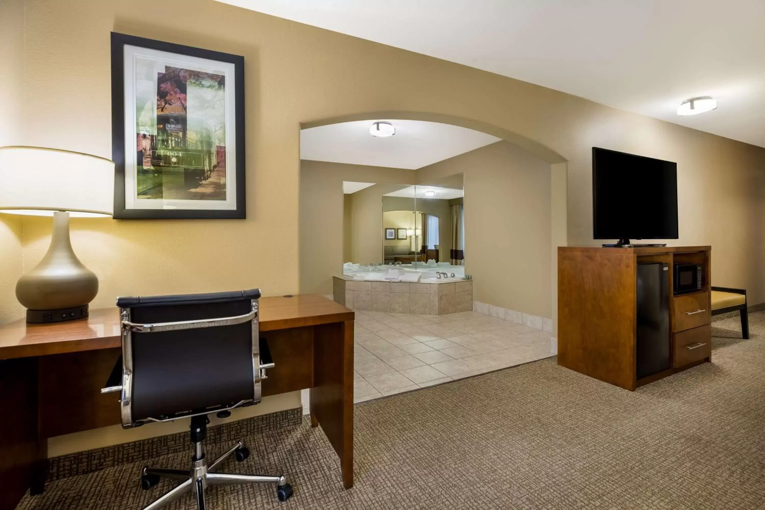 Bedroom, TV/Entertainment Center in Best Western Morgan City Inn