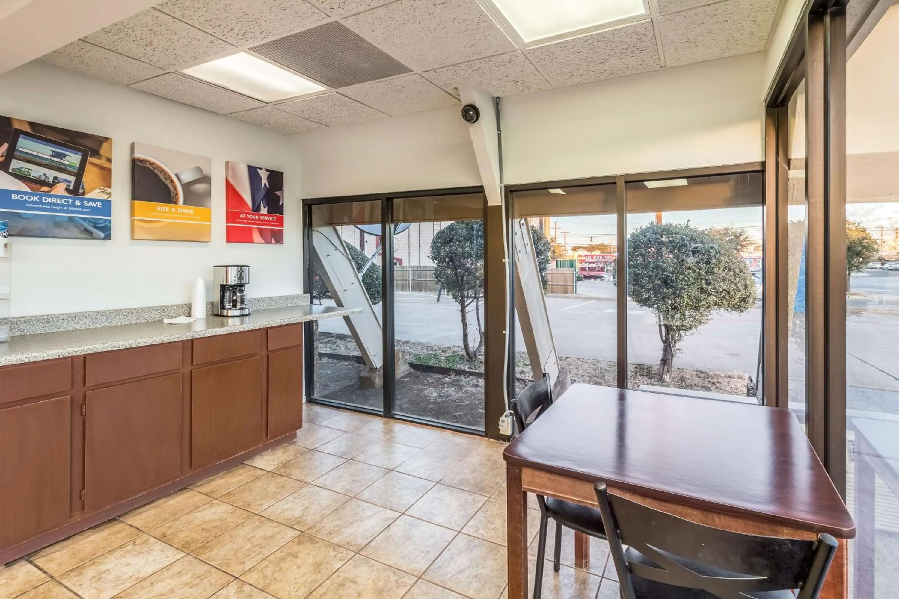 Restaurant/places to eat in Motel 6-Arlington, TX - UTA