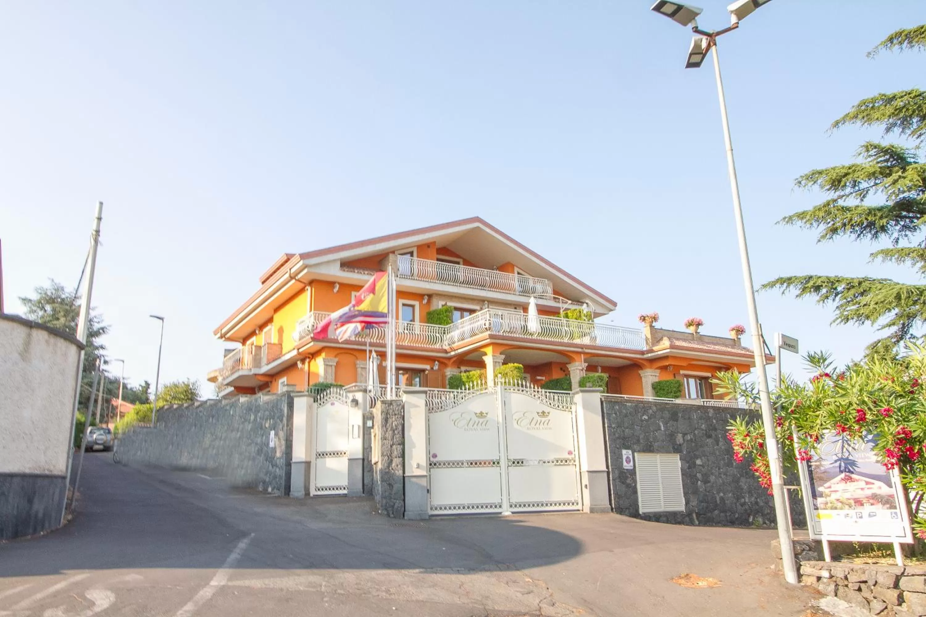Facade/entrance in Etna Royal View