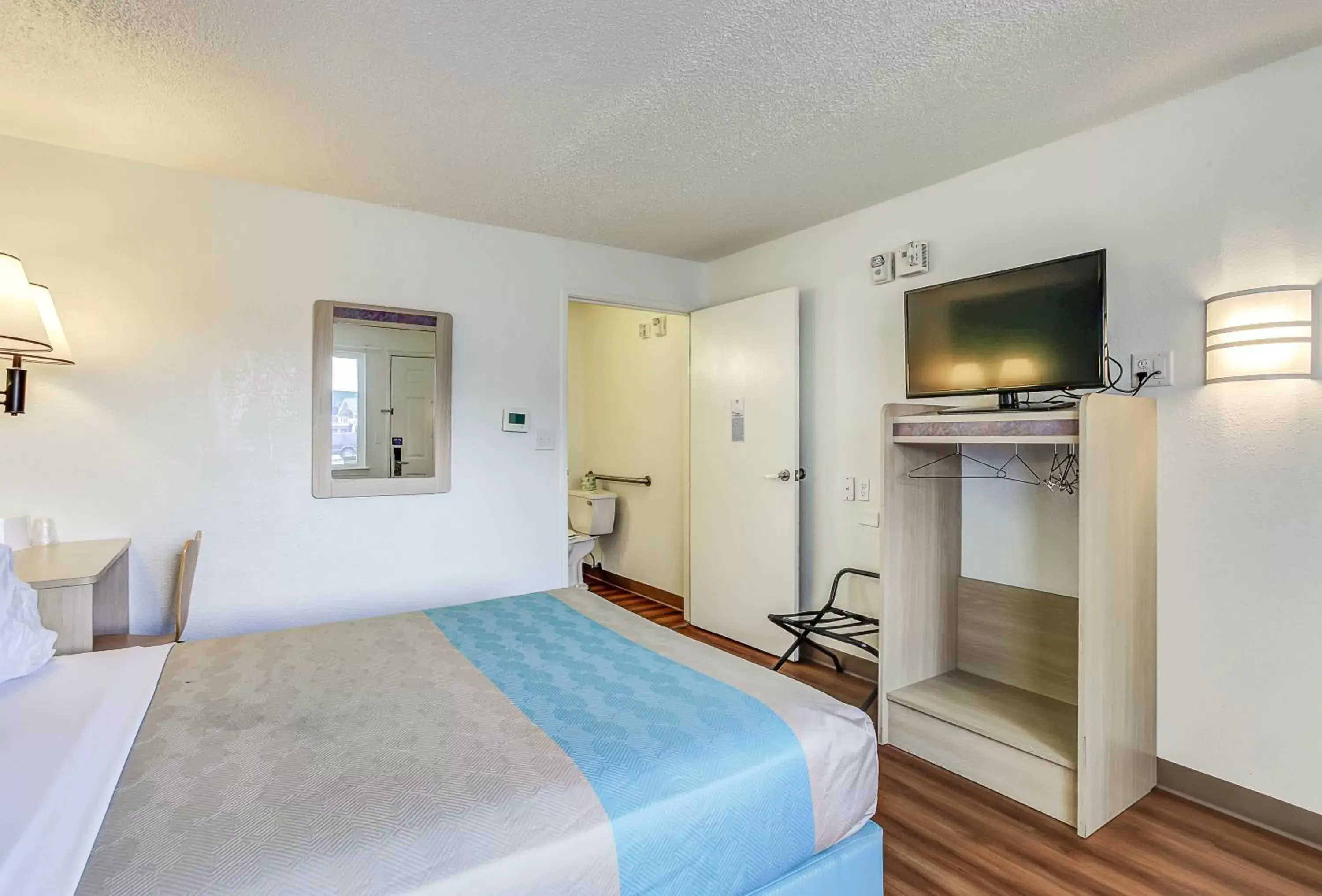 Bedroom, Bed in Motel 6-Coos Bay, OR