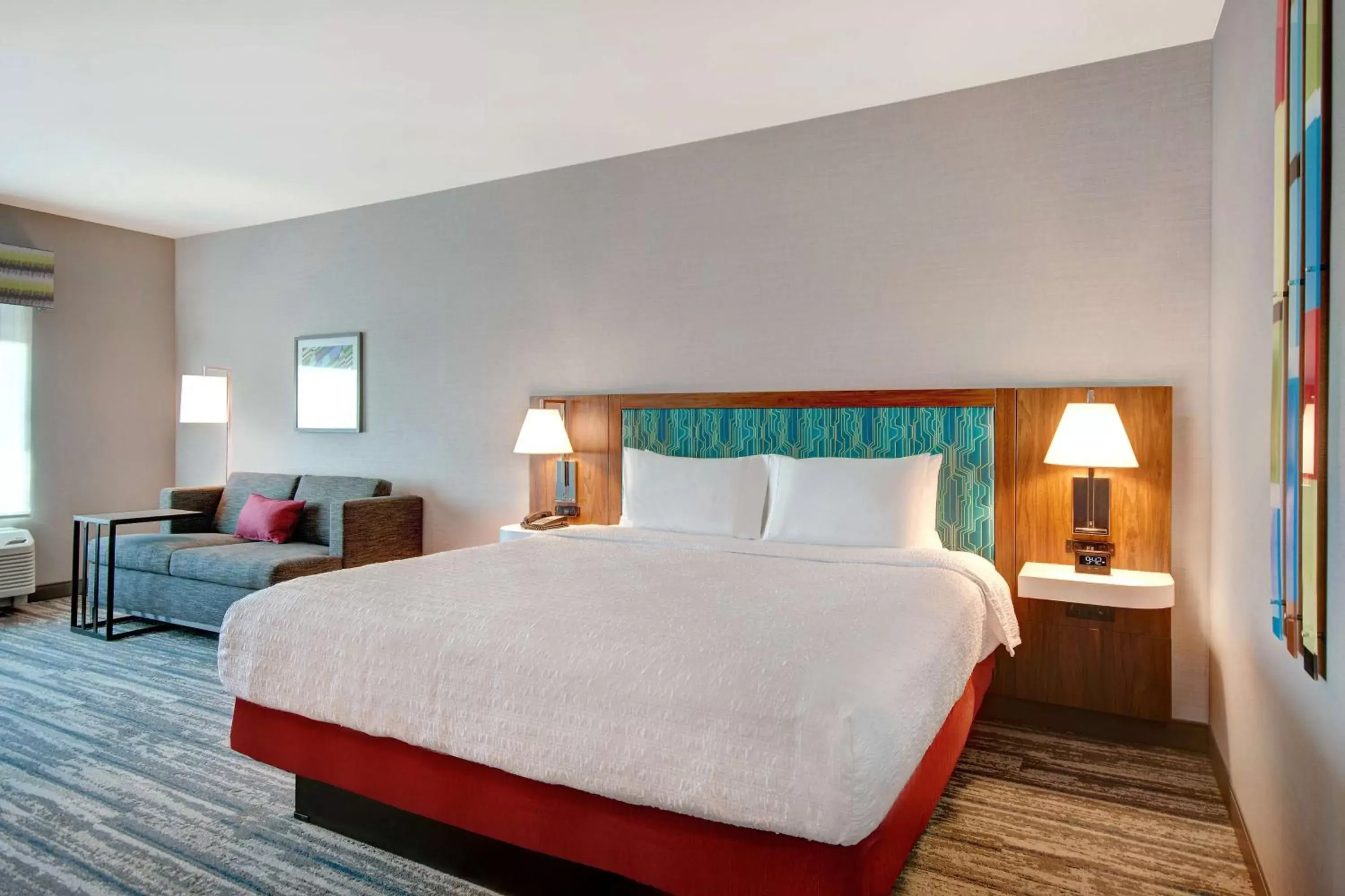 Living room, Bed in Hampton Inn & Suites By Hilton Rancho Cucamonga