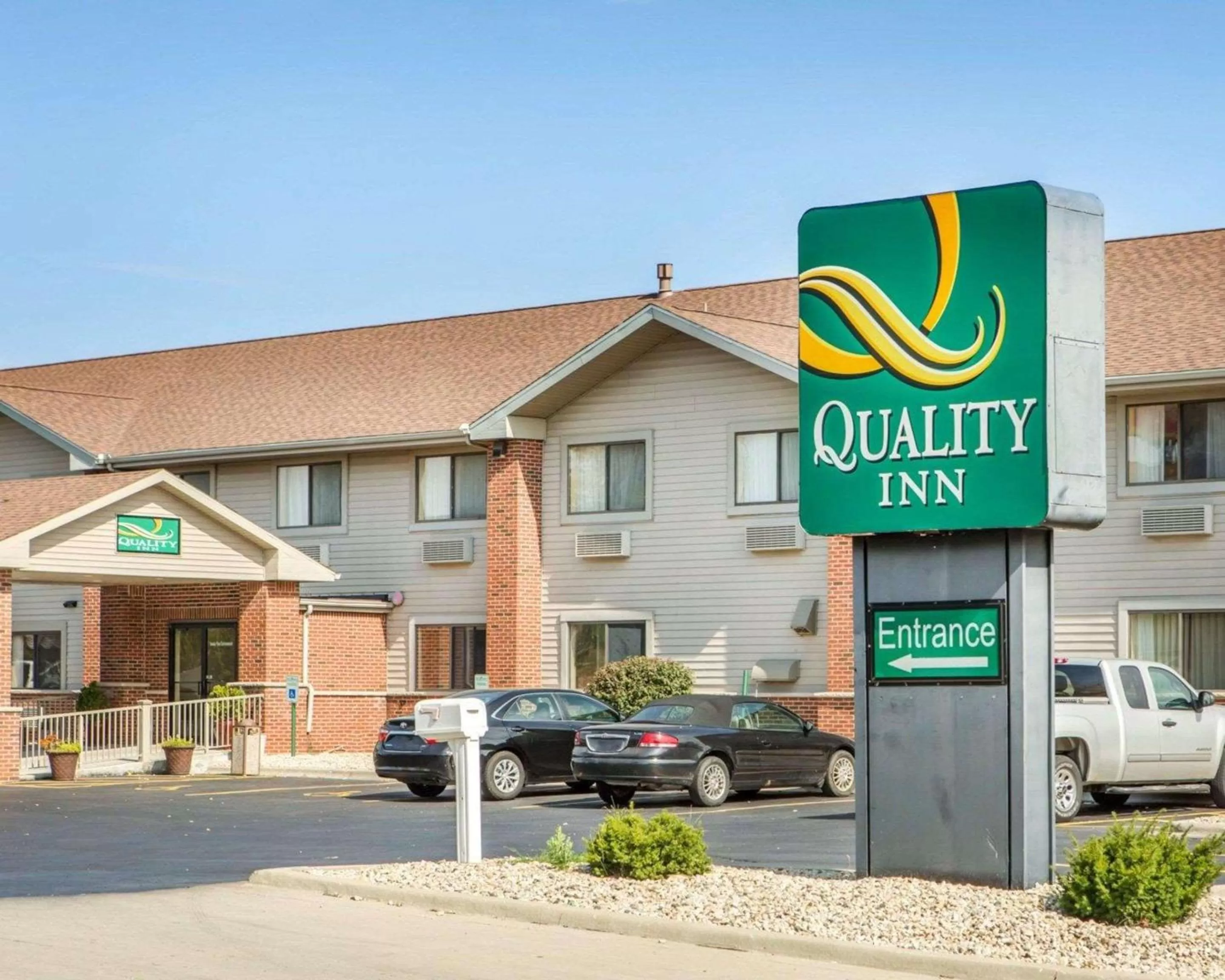 Property building in Quality Inn Ottawa near Starved Rock State Park