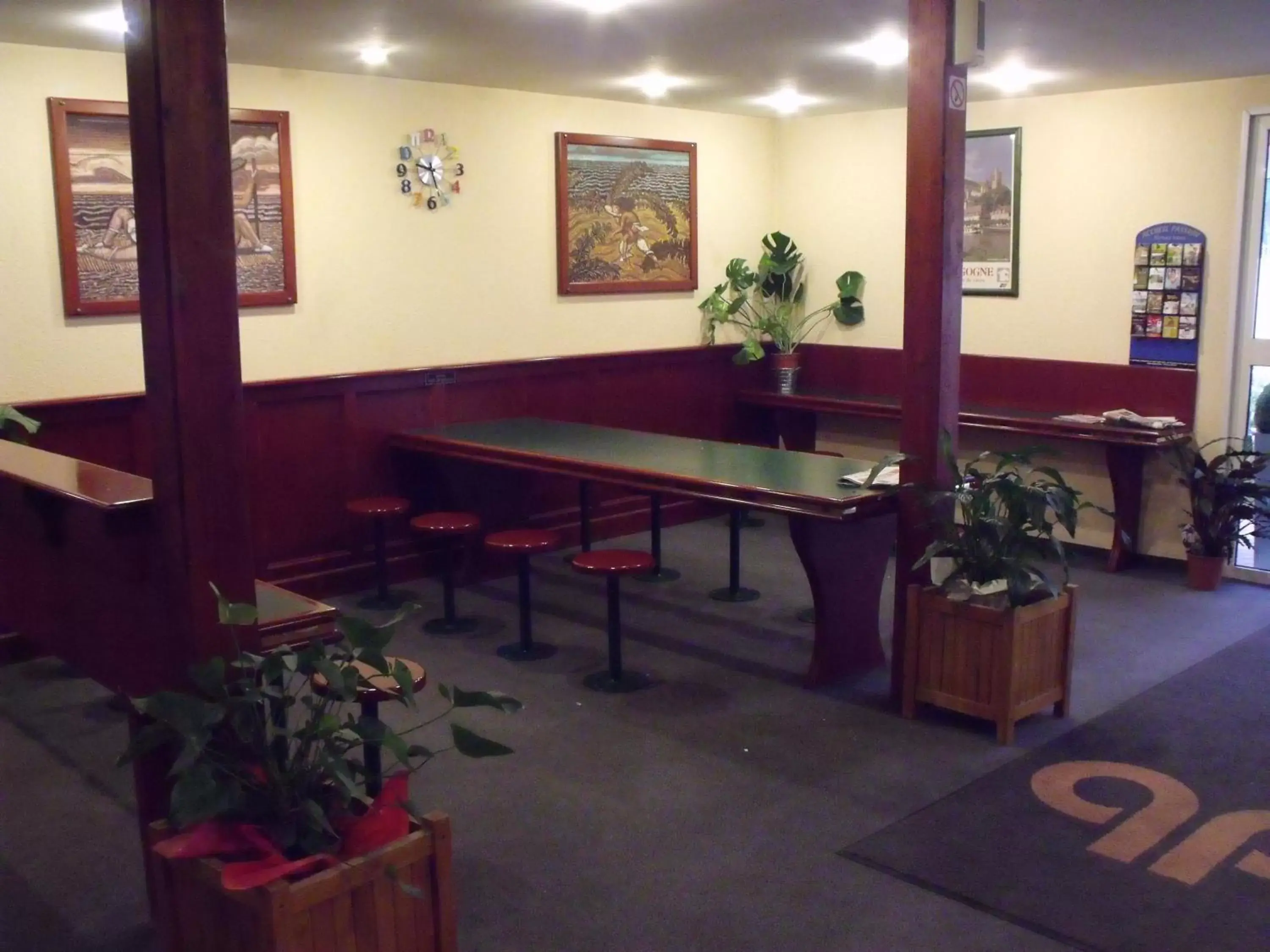 Lounge or bar, Billiards in Quick Palace Auxerre