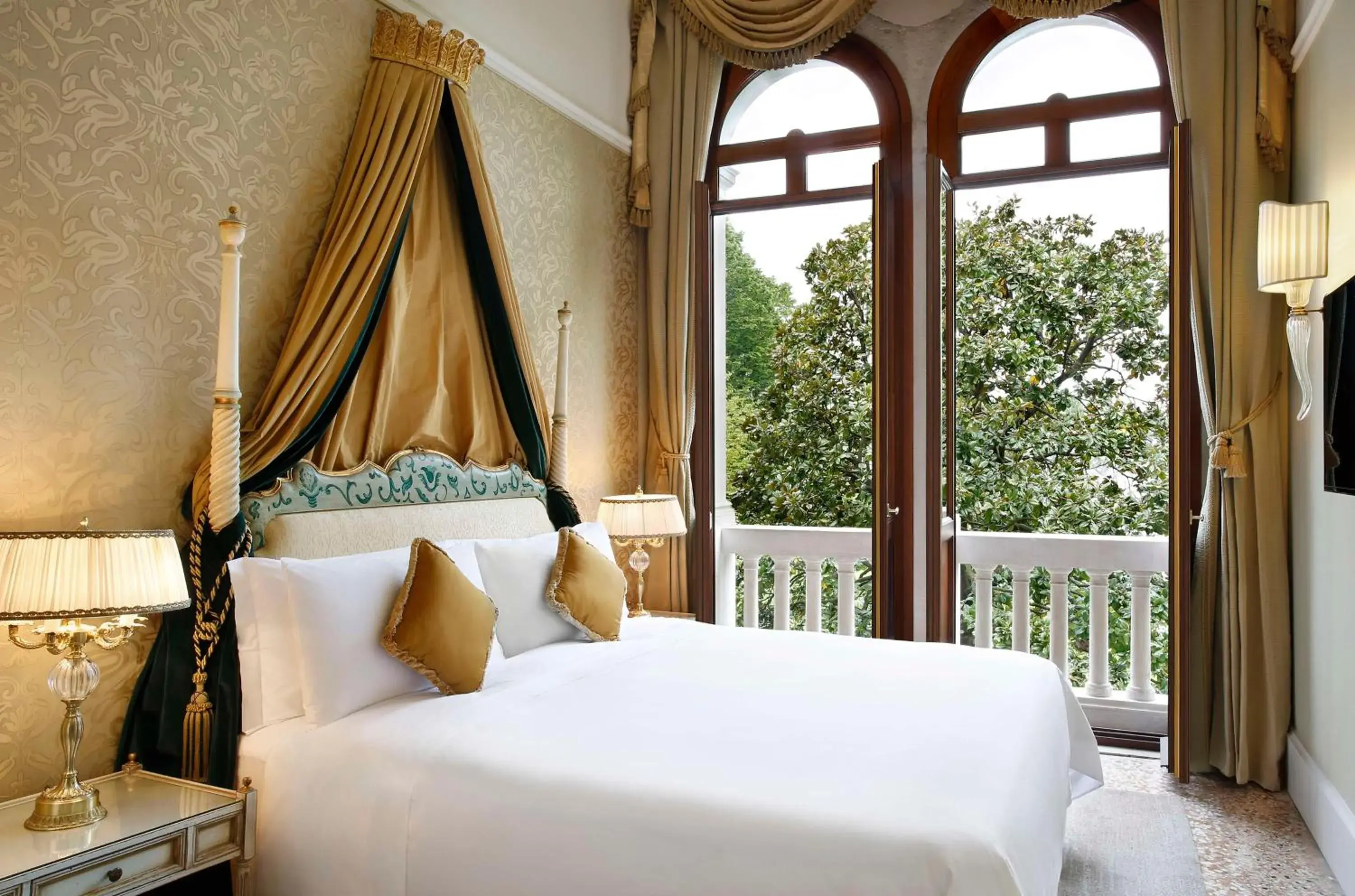 Photo of the whole room, Bed in San Clemente Palace Kempinski