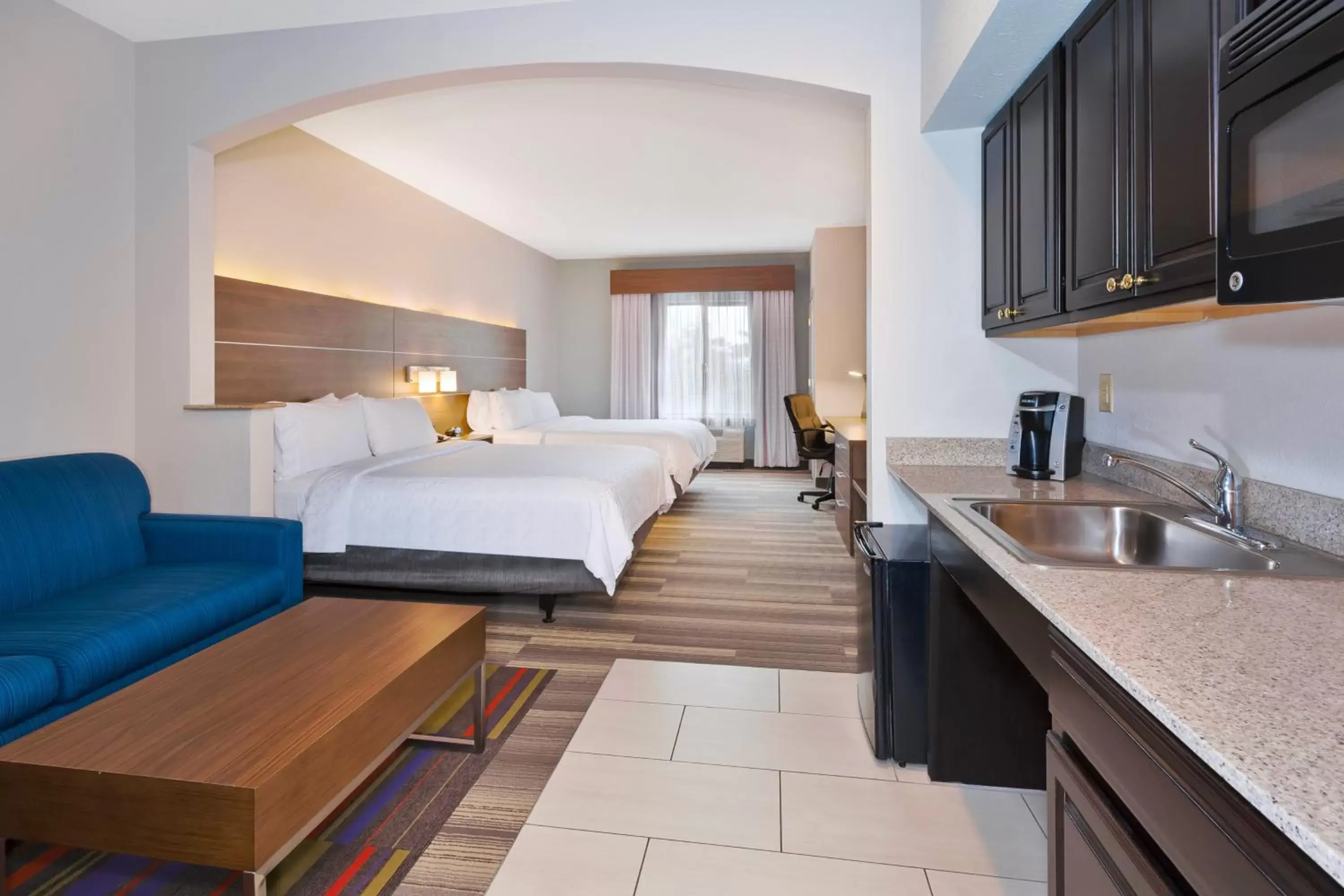 One-Bedroom Suite with King Bed Mobility Access Tub - Non-Smoking in Holiday Inn Express Hotel & Suites Warminster-Horsham by IHG One-Bedroom Suite with King Bed Mobility Access Tub - Non-Smoking in Holiday Inn Express Hotel & Suites Warminster-Horsham by IHG