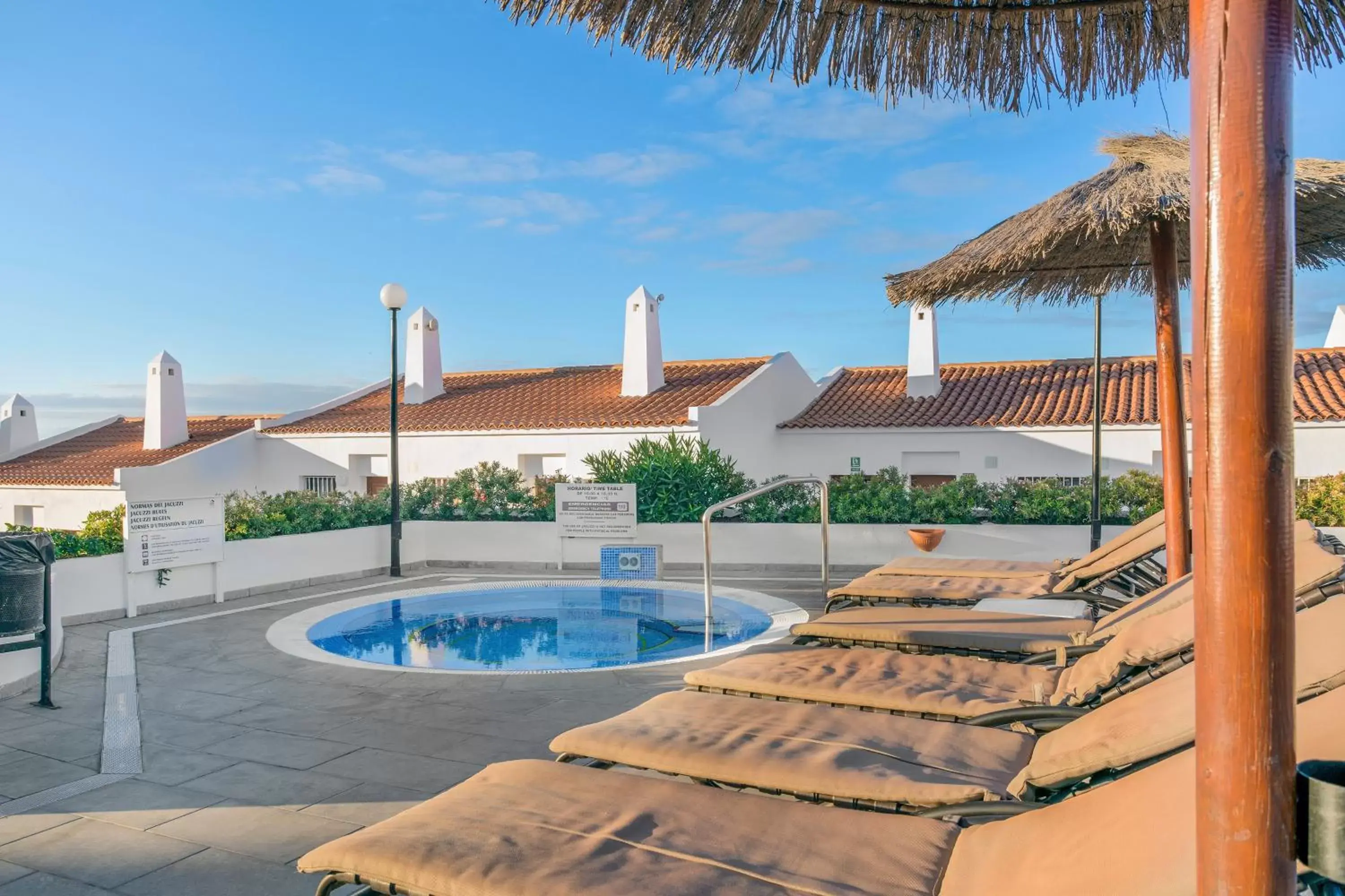 Hot Tub, Swimming Pool in Sunset View Club