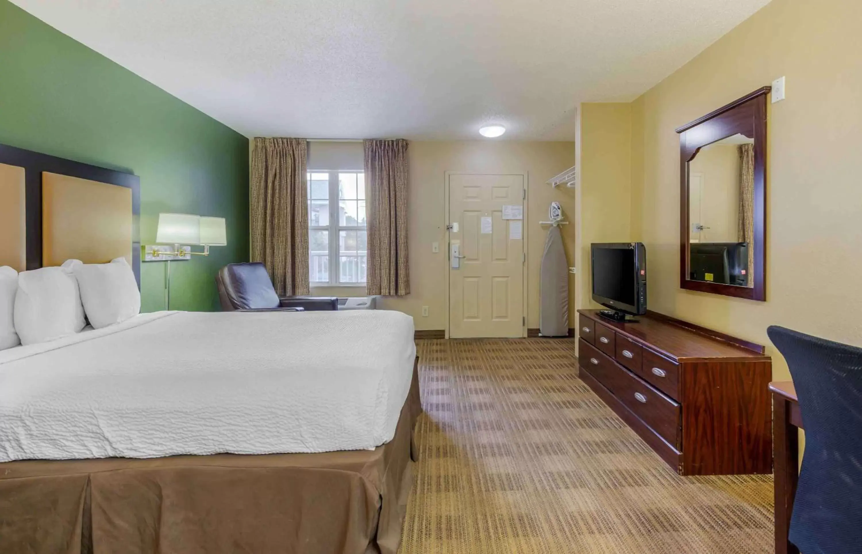 Bedroom in Extended Stay America Suites - Fayetteville - Owen Dr