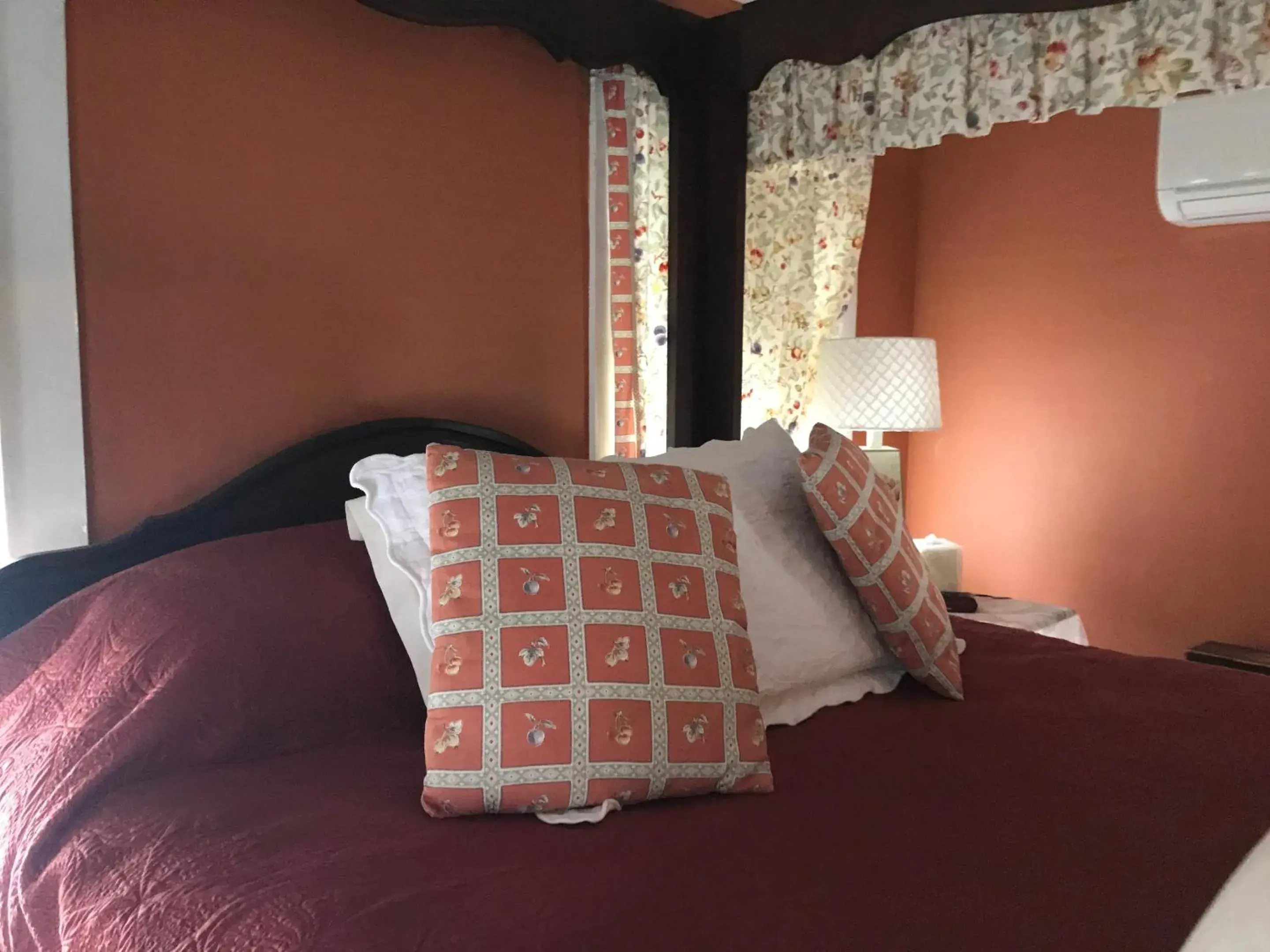 Bedroom, Bed in Monadnock Inn