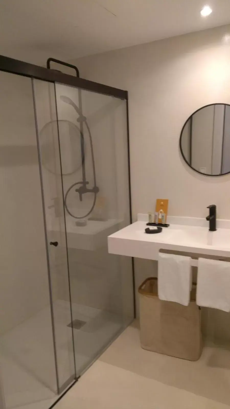 Shower, Bathroom in IXUA Hotela