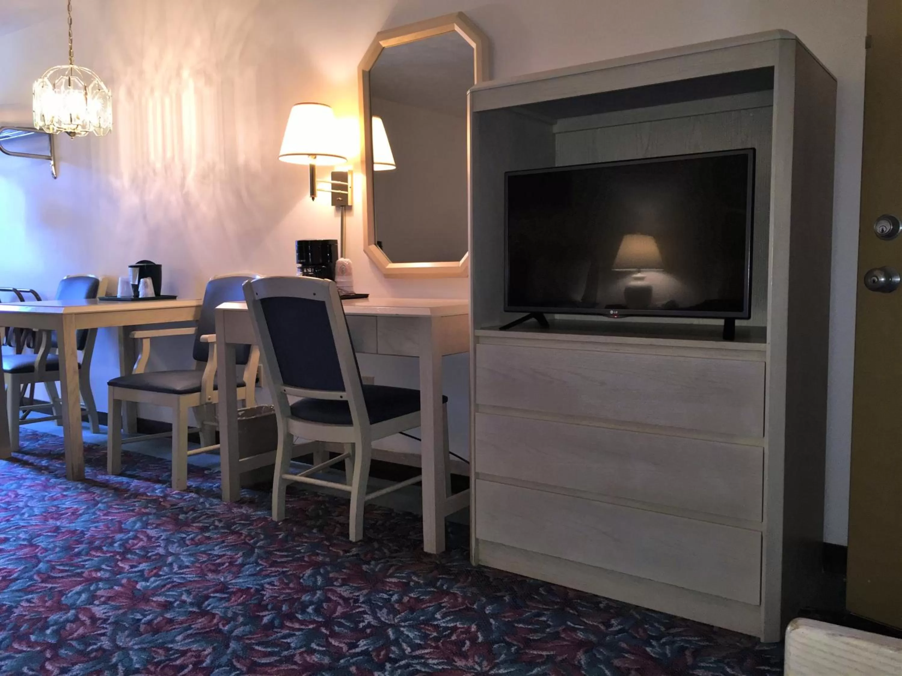 TV and multimedia in Cedar Motor Inn