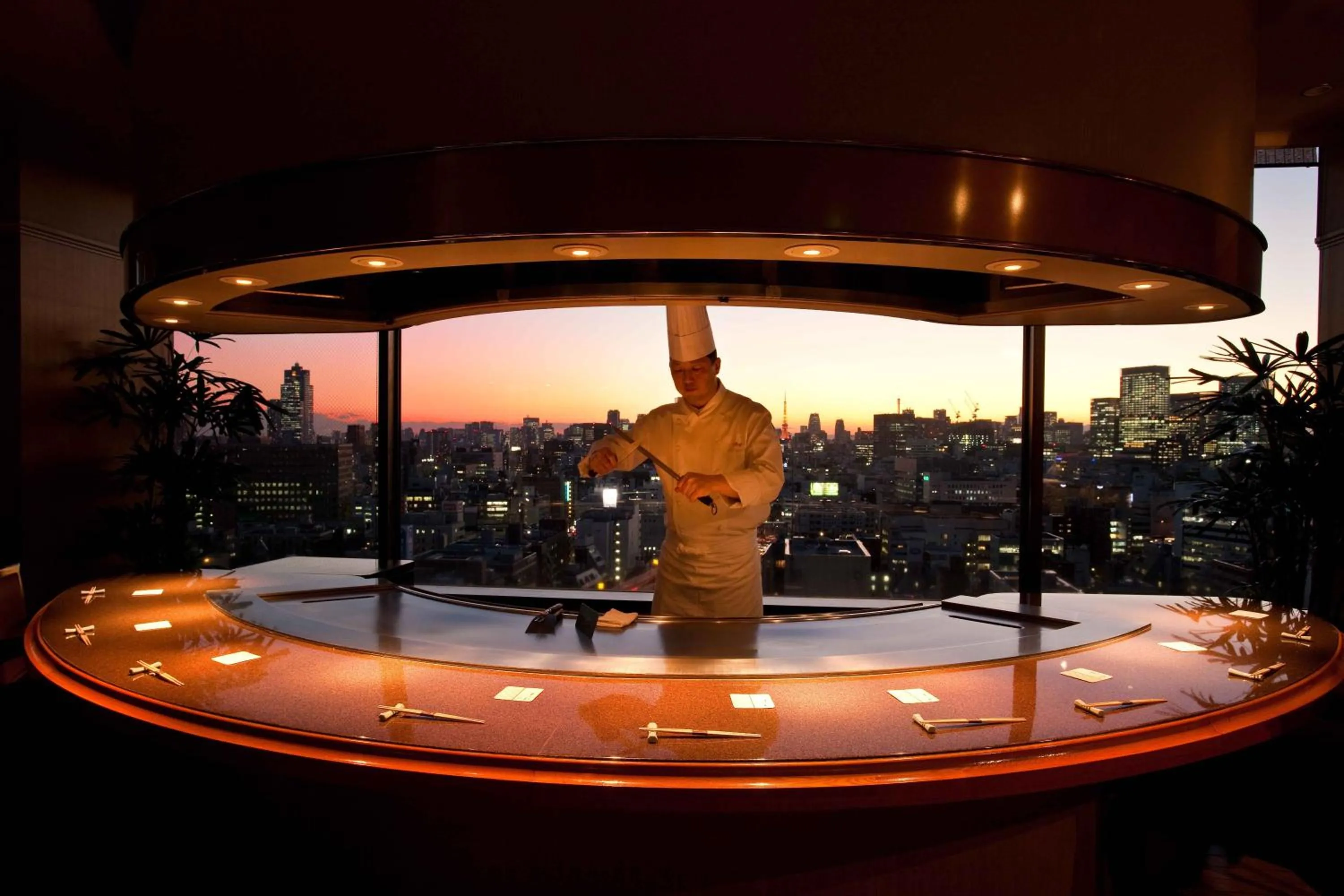 Restaurant/places to eat in Royal Park Hotel