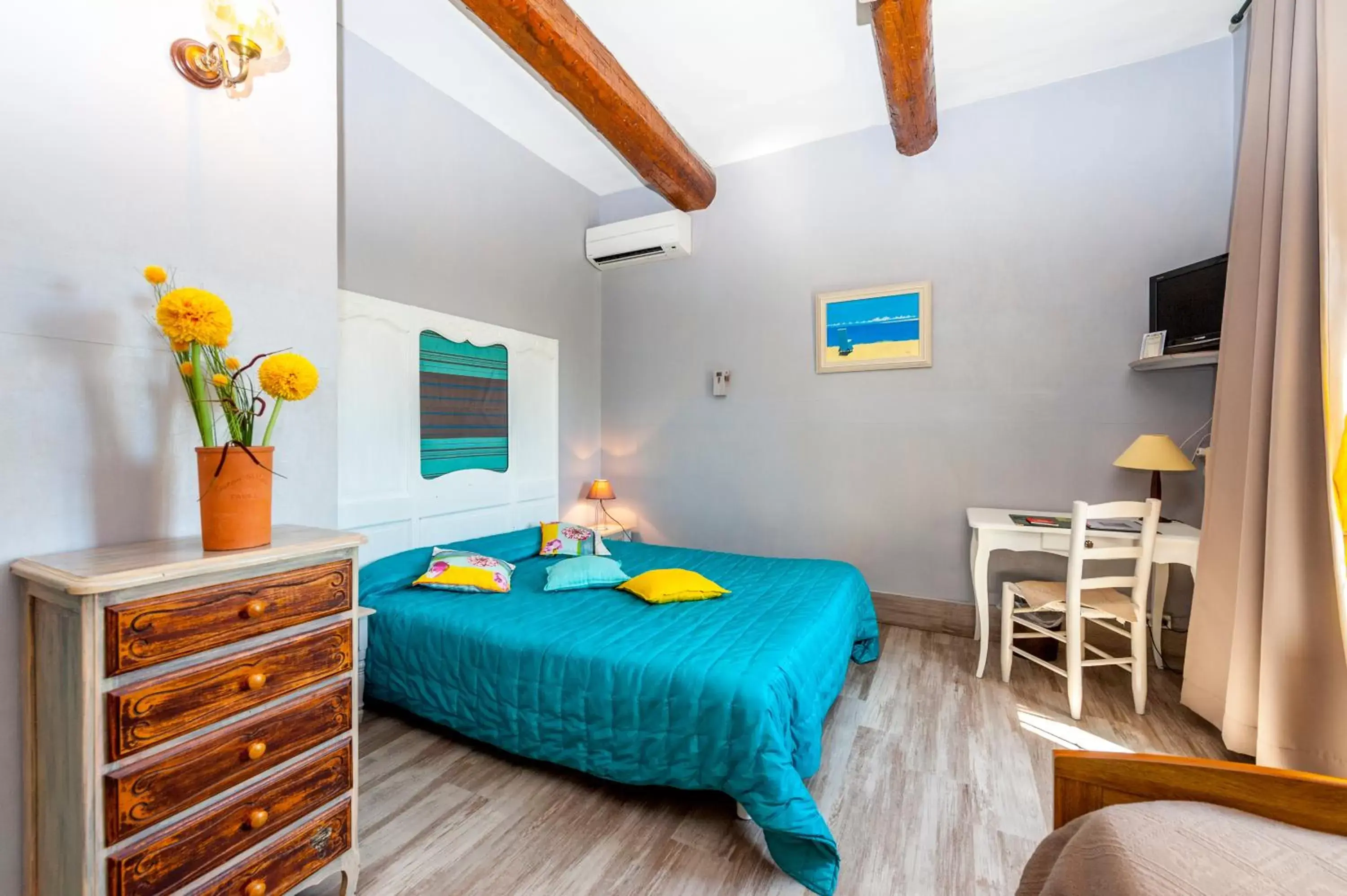 Photo of the whole room, Bed in Logis Auberge De Tavel Photo of the whole room, Bed in Logis Auberge De Tavel