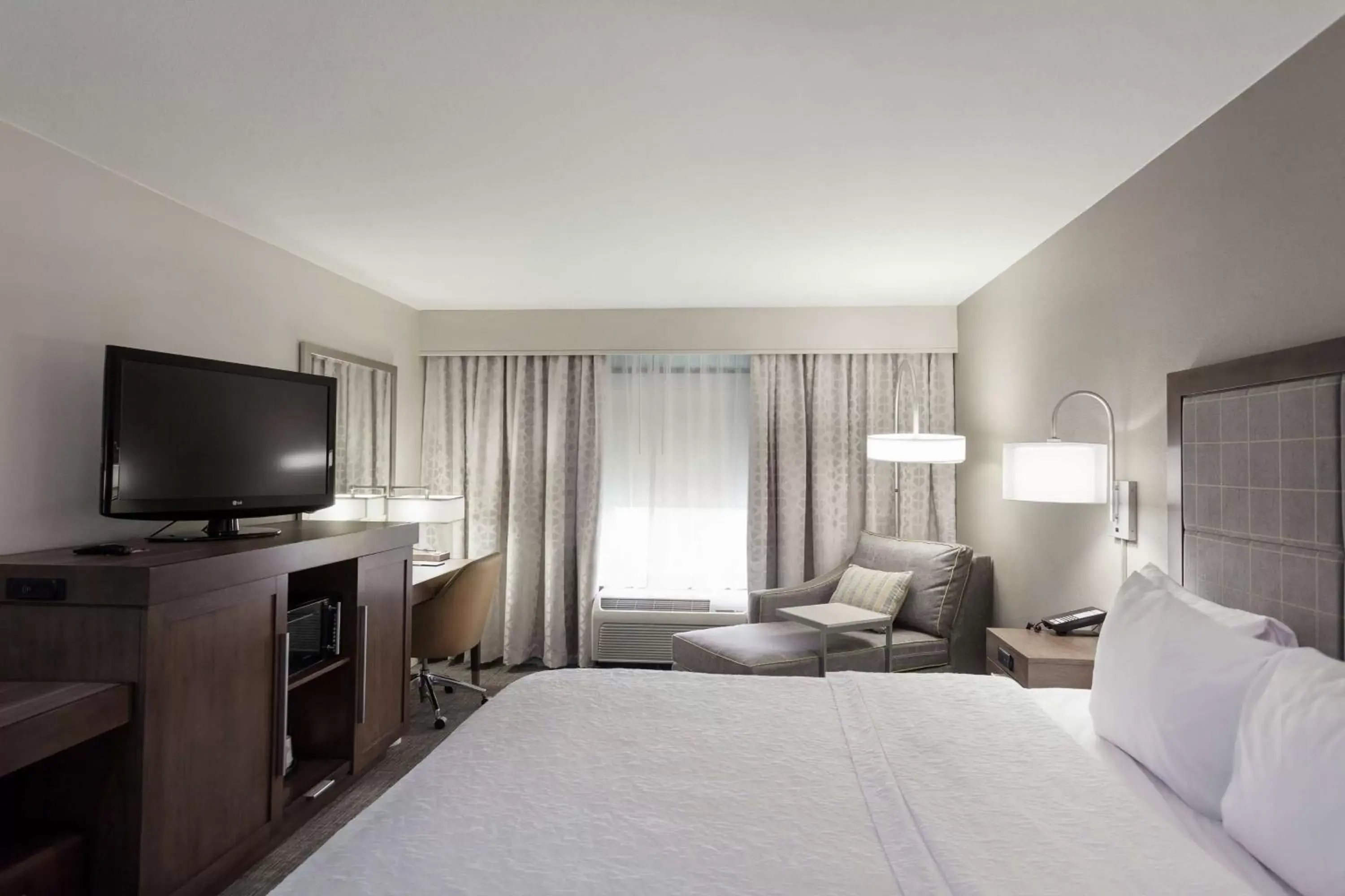 Bedroom, TV/Entertainment Center in Hampton Inn & Suites Dallas DFW Airport North Grapevine