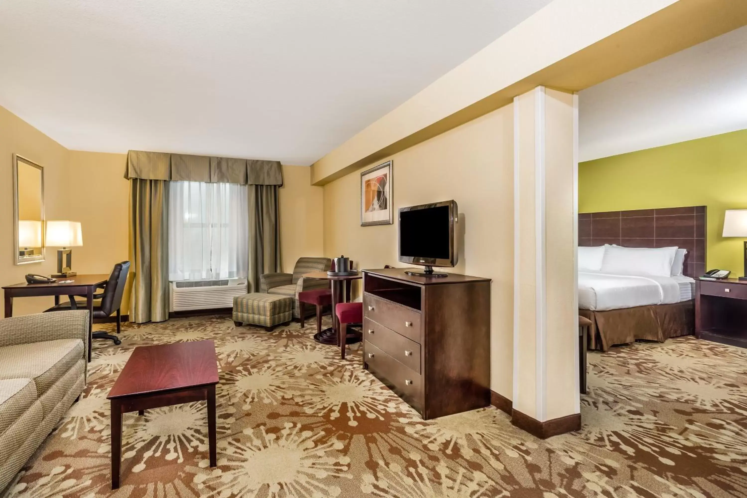 Bedroom, TV/Entertainment Center in Holiday Inn Chicago North - Gurnee, an IHG Hotel