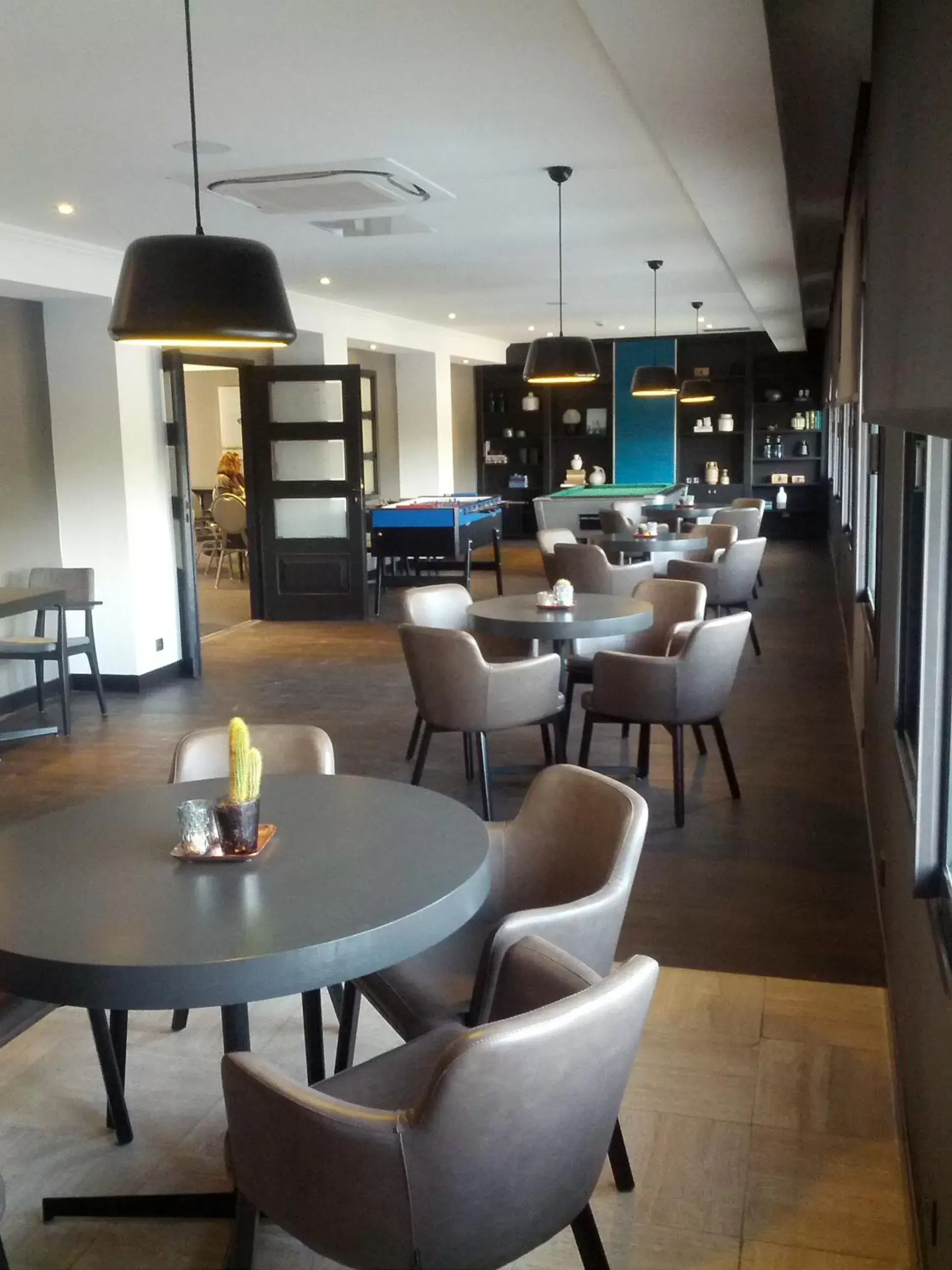 Billiard, Lounge/Bar in Van der Valk Hotel Saint-Aygulf