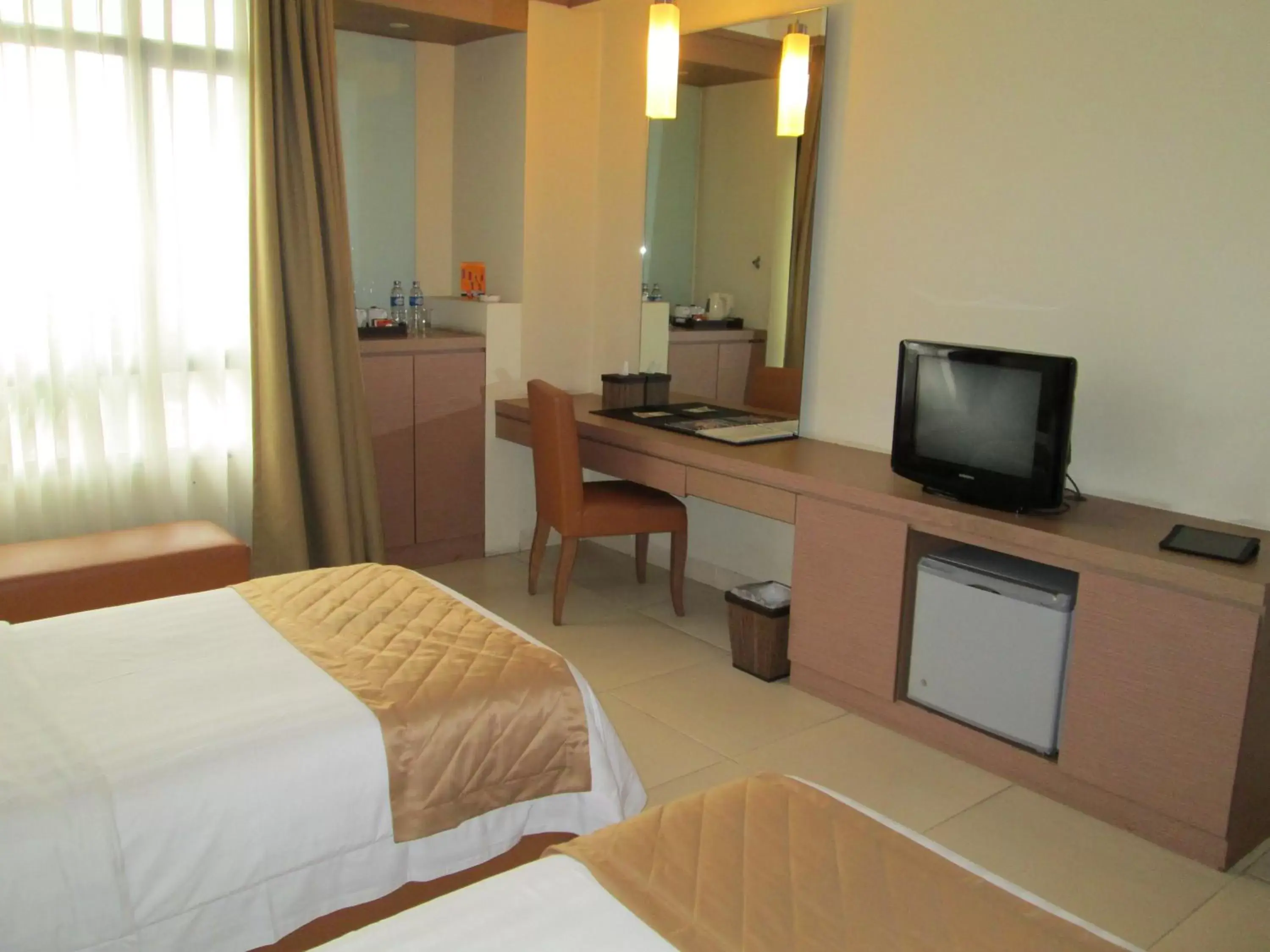 Bedroom, TV/Entertainment Center in Grand Pasundan Convention Hotel