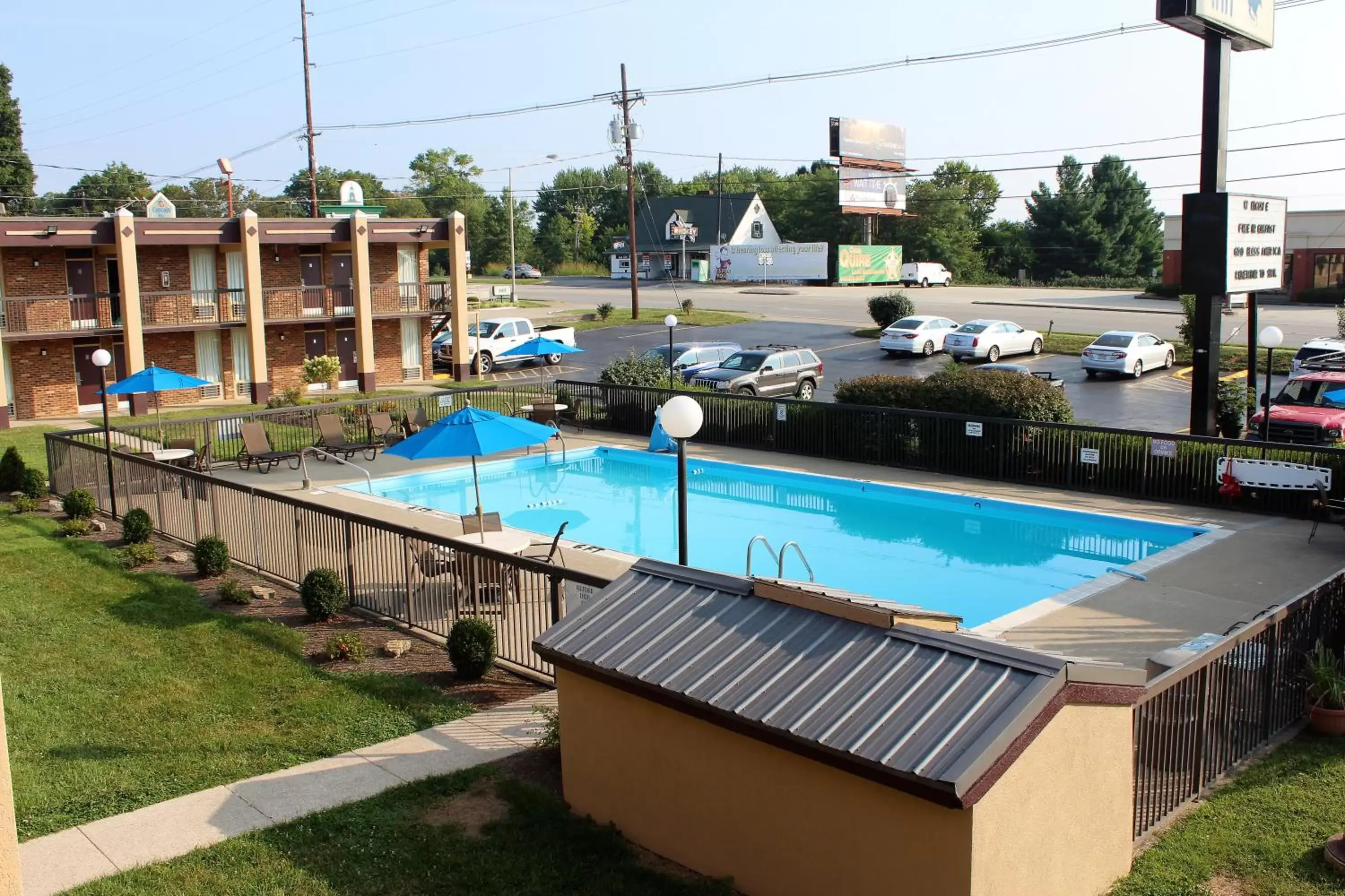 Swimming Pool in Bluegrass Inn